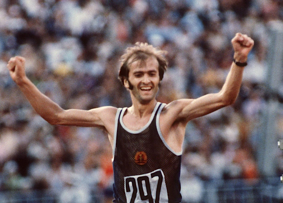 Der Deutsche Waldemar Cierpinski läuft am 1. August 1980 nach einer taktischen Meisterleistung als erster der Marathonläufer im Moskauer Leninstadion ein und gewinnt die Goldmedaille bei den Olympischen Sommerspielen.