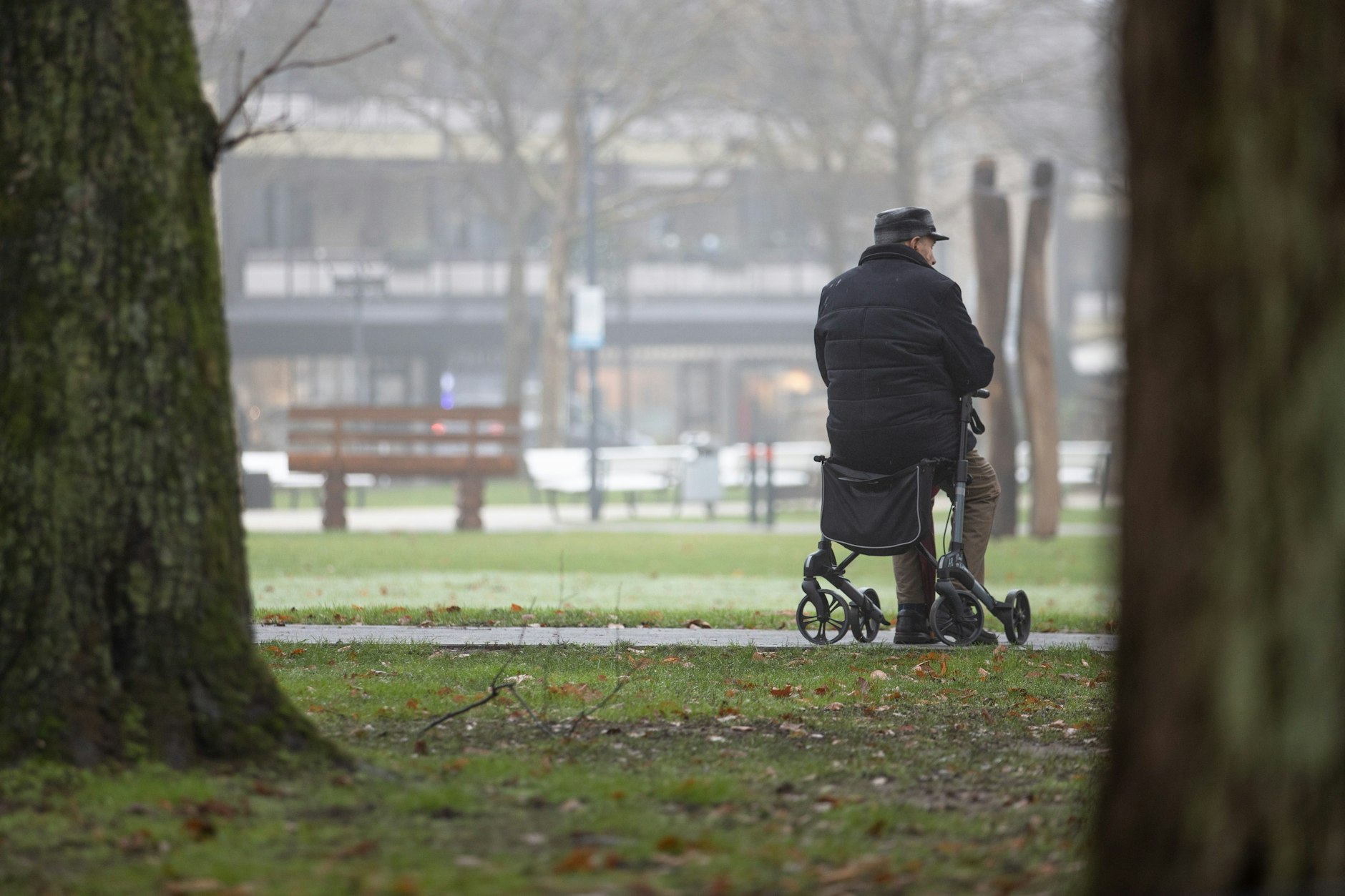 Dieser Mann wartet auf ein soziales Pflichtjahr – eindeutig.
