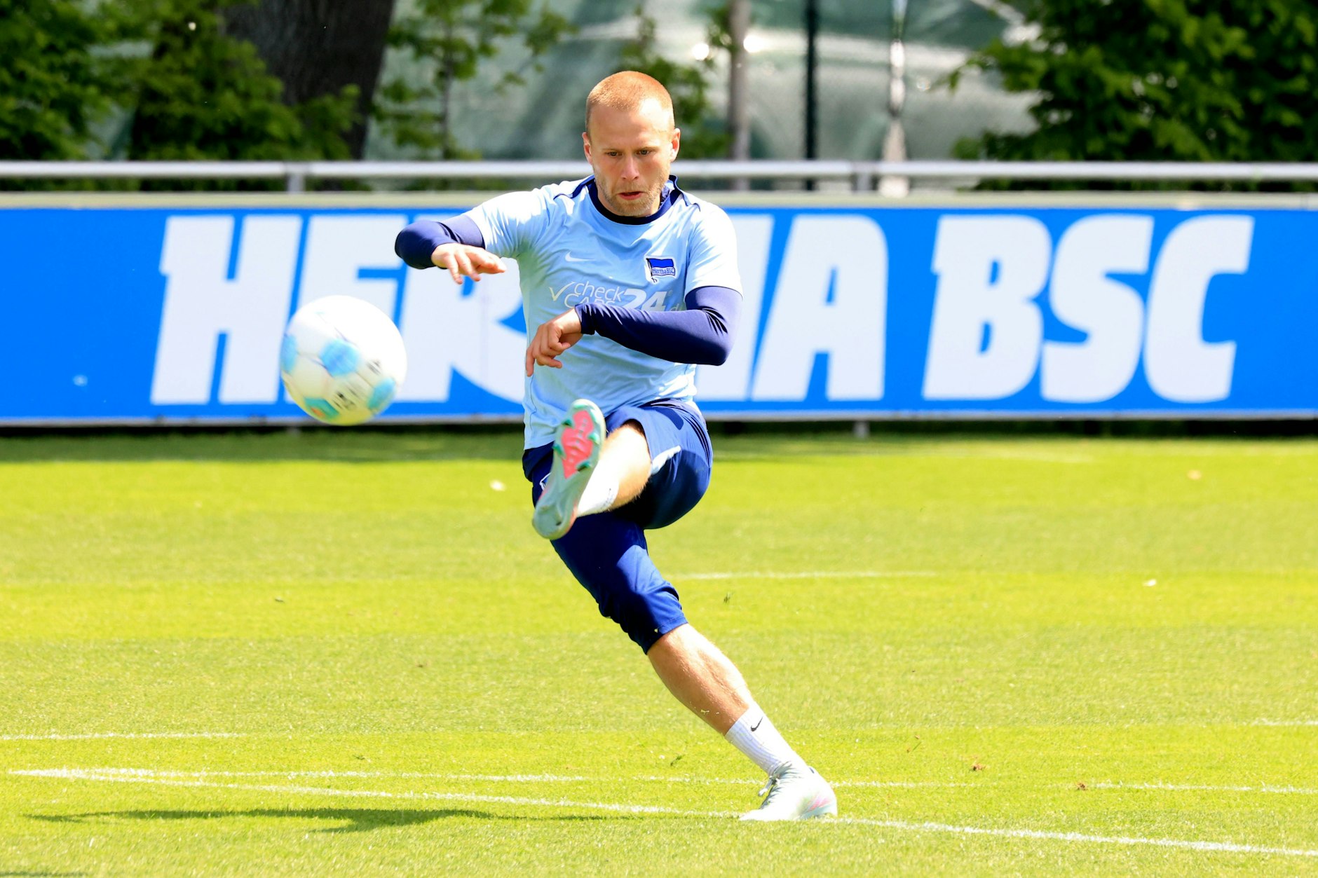 Herthas Isländer Jon Thorsteinsson ist der Gewinner der Saisonvorbereitung. Stürmt er am Freitag auch auf Schalke los?