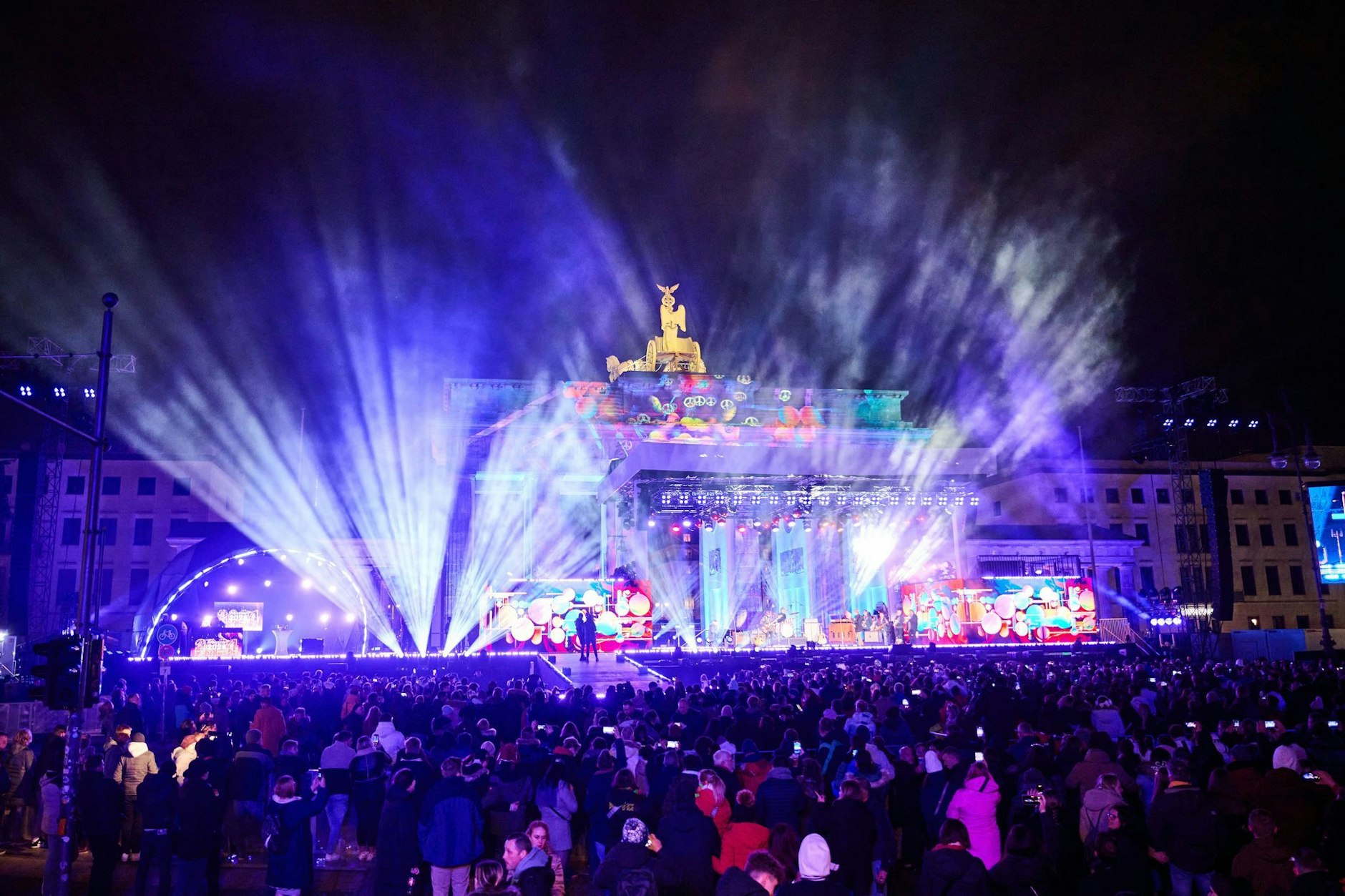 Einige Tausend Menschen feierten zuletzt bei der Party „Celebrate at the Gate“ am Brandenburger Tor.