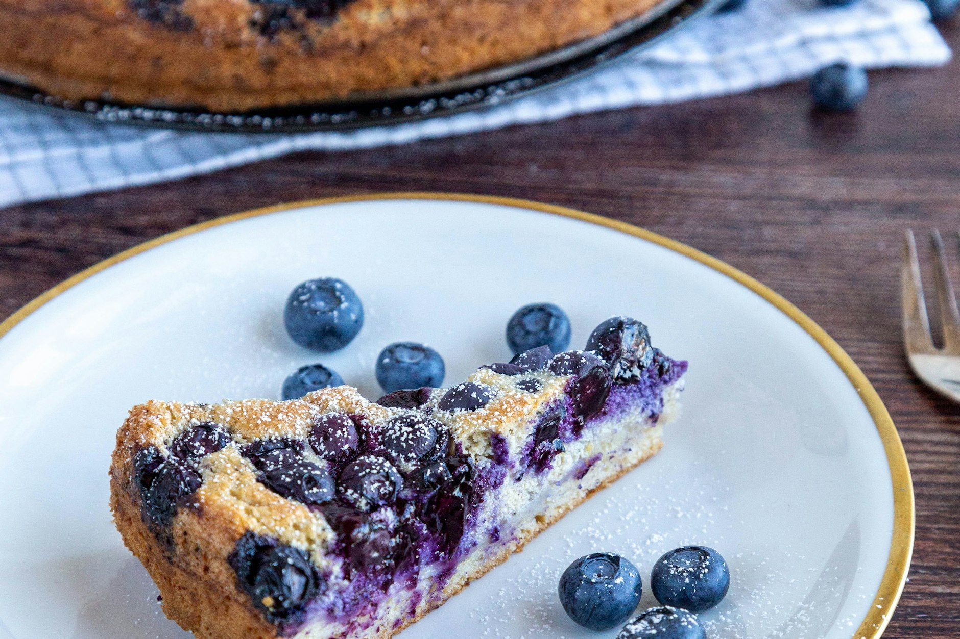 Himmlischer Heidelbeerkuchen, gerade haben die leckeren und gesunden Früchte Saison.