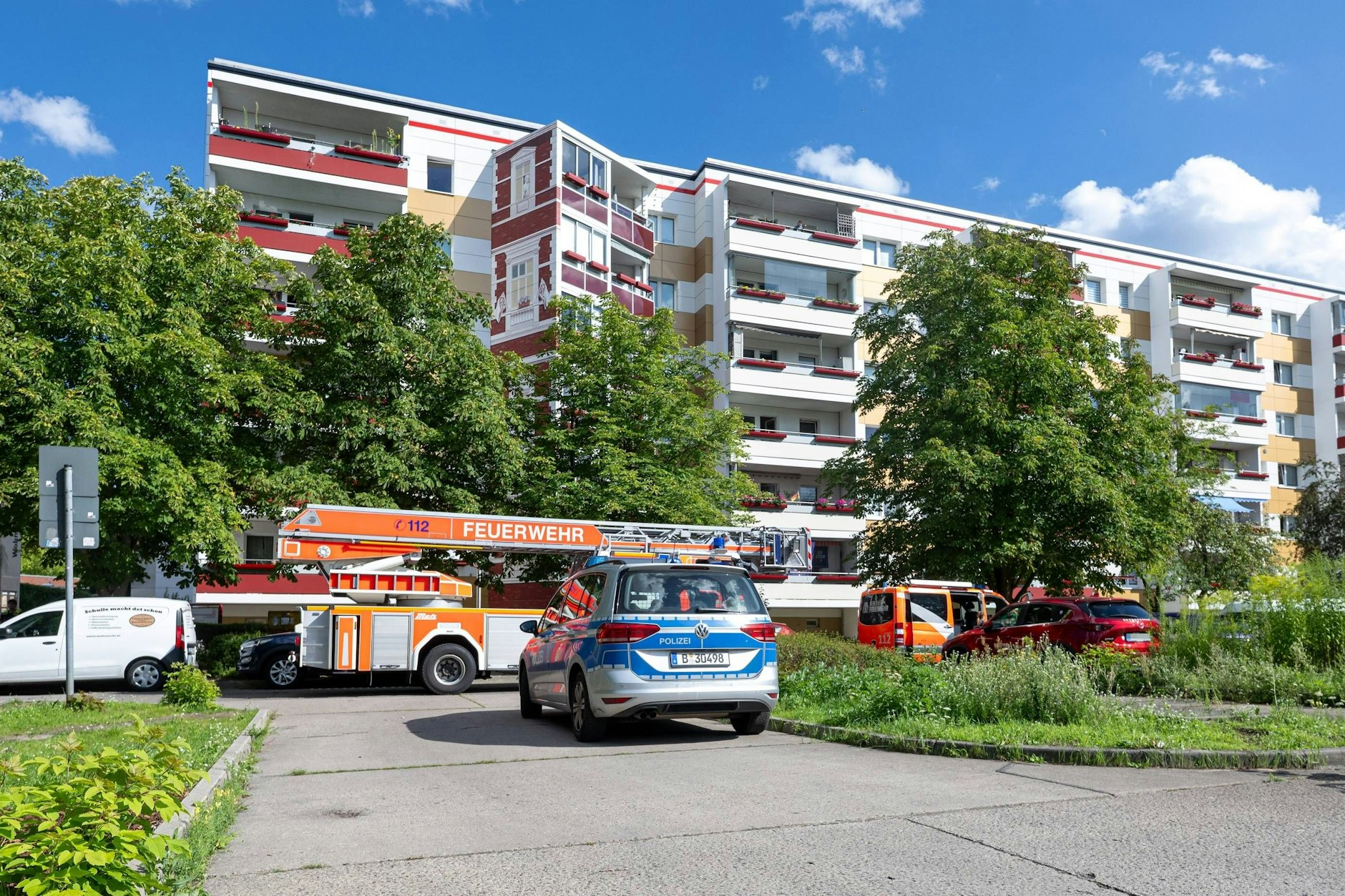 Feuerwehr- und Polizeieinsatz nach einer Explosion in der Märkischen Allee in Marzahn. Einsatzfahrzeuge stehen vor dem Wohnhaus.