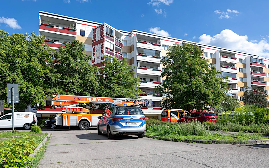 Feuerwehr- und Polizeieinsatz nach einer Explosion in der Märkischen Allee in Marzahn. Einsatzfahrzeuge stehen vor dem Wohnhaus.