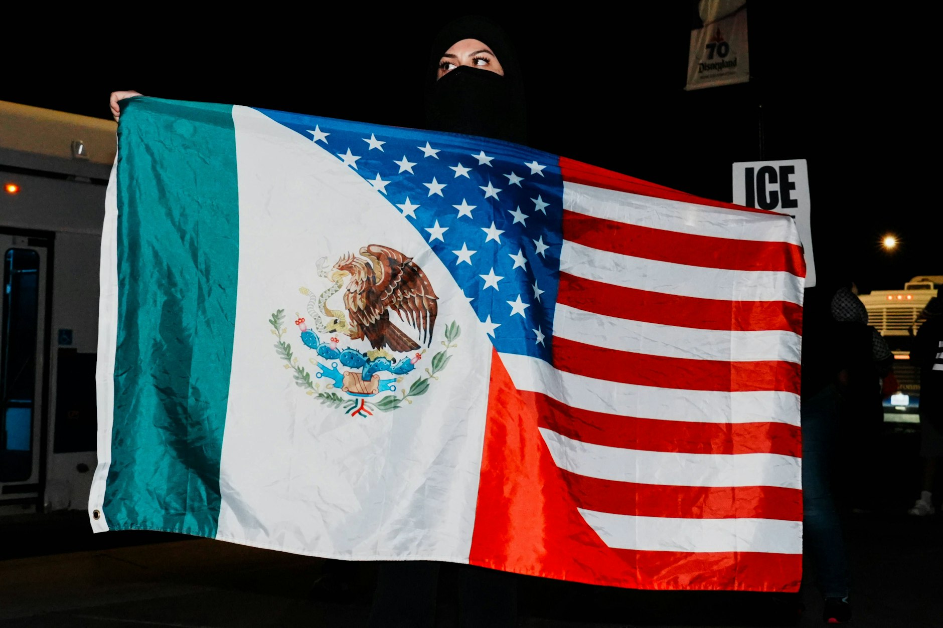 Während eines Protests in Kalifornien gegen Trumps Migrationspolitik hält eine Demonstrantin eine Mexiko-USA-Flagge hoch.