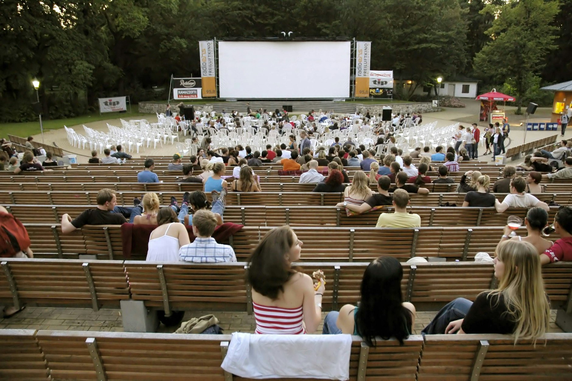 Je früher der Abend, desto besser die Projektoren: das Freiluftkino Friedrichshain