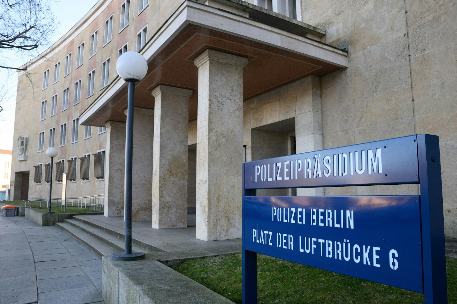Der Eingang vom Polizeipräsidium am Platz der Luftbrücke in Tempelhof. Hier wir in einem brisanten Fall gegen einen Kollegen ermittelt.