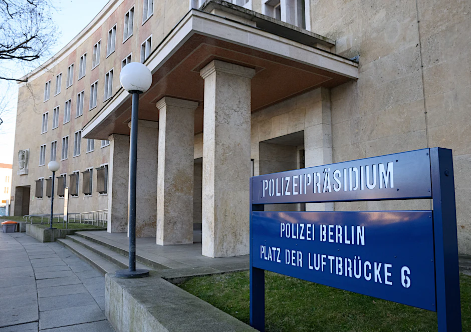 Der Eingang vom Polizeipräsidium am Platz der Luftbrücke in Tempelhof. Hier wir in einem brisanten Fall gegen einen Kollegen ermittelt.