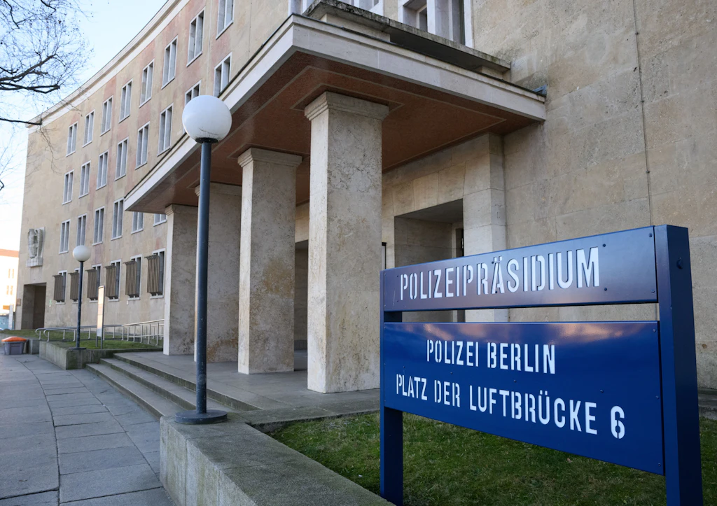 Berliner Polizist von Kollegen bei Drogendeal auf der Straße erwischt