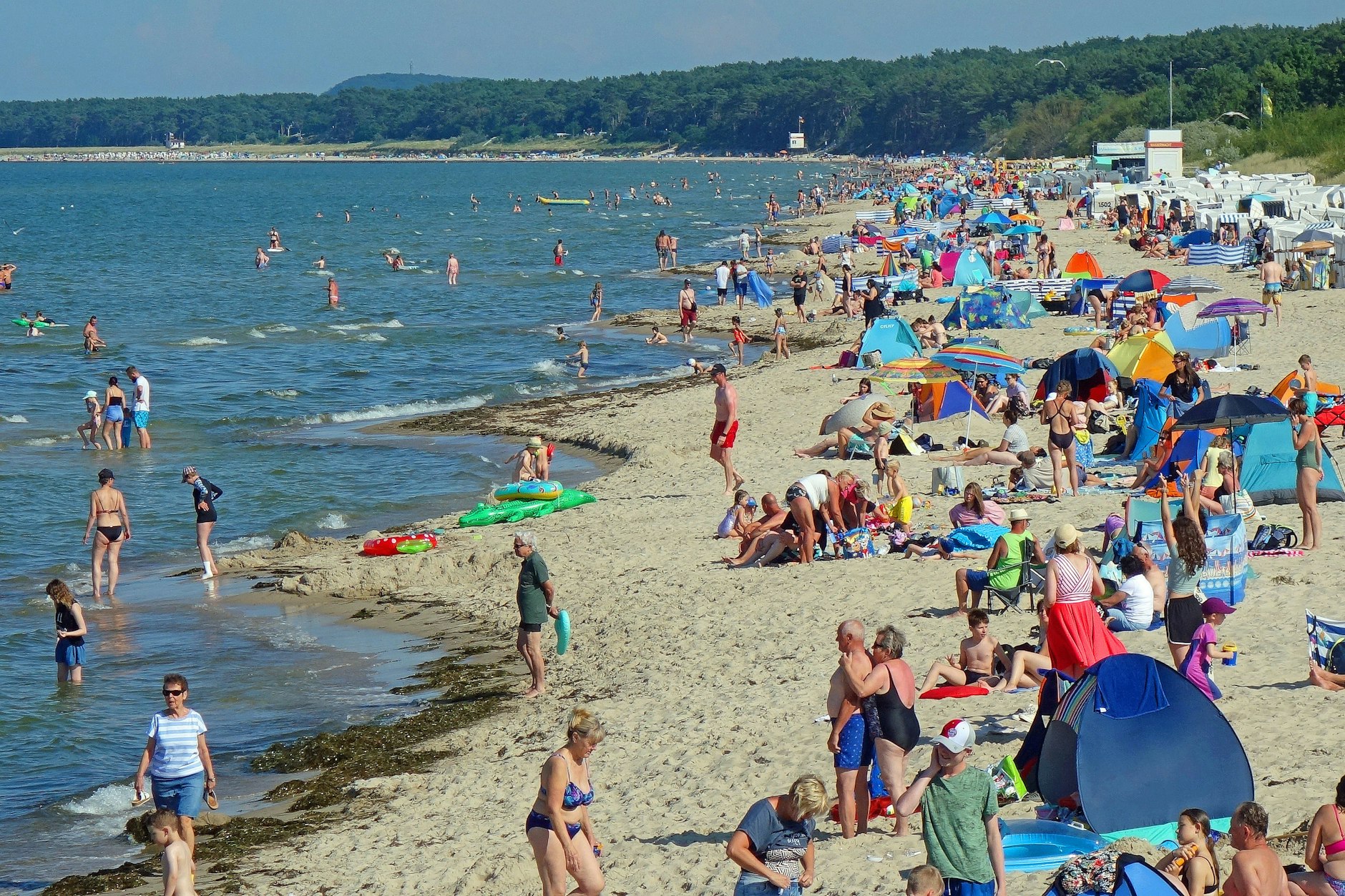 Wird das Wasser der Ostsee wärmer, können sich gefährliche Bakterien vermehren. Auch hier am Strand von Zinnowitz (Archivbild).