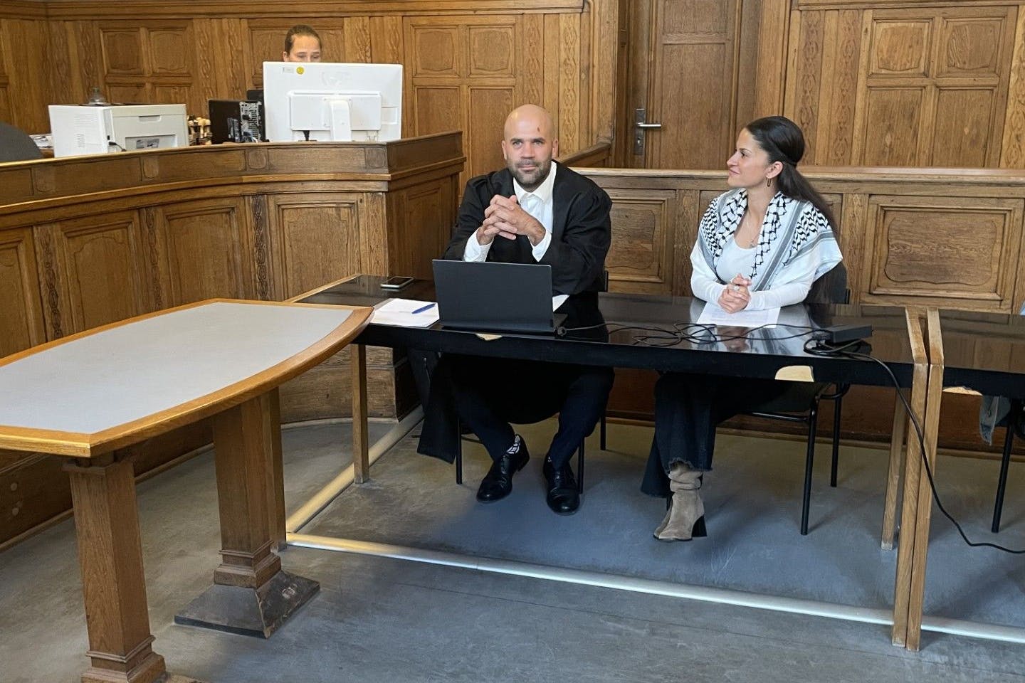 Die Aktivistin Yasemin Acar (38) und ihr Verteidiger Matthias Schuster.