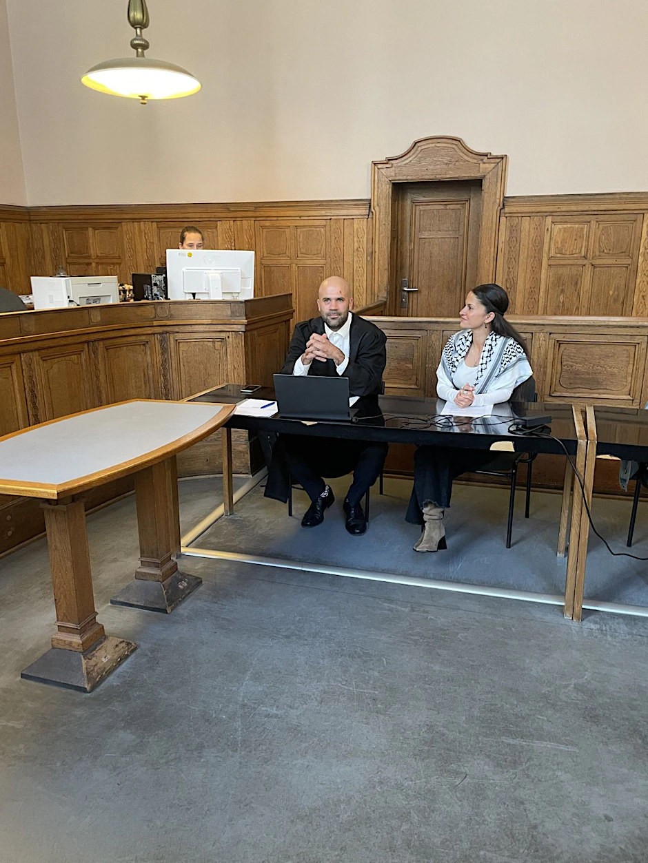 Die Aktivistin Yasemin Acar (38) und ihr Verteidiger Matthias Schuster. 