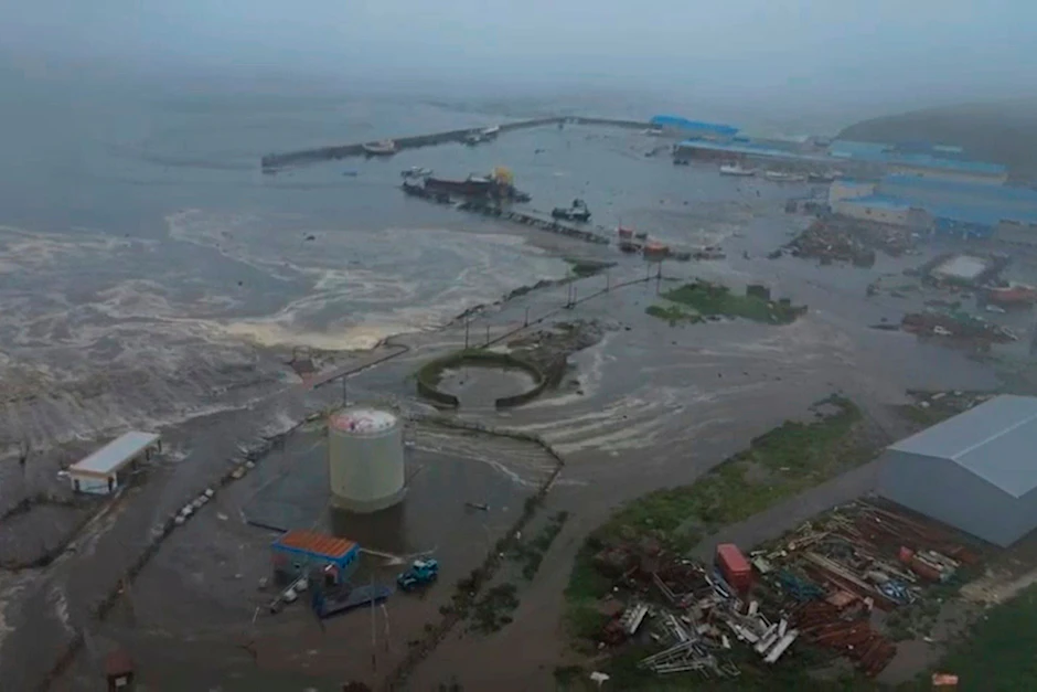 Dieses Bild aus einem vom Geophysikalischen Dienst der Russischen Akademie der Wissenschaften veröffentlichten Video zeigt die Folgen eines Tsunamis, der die Küstenregion von Sewero-Kurilsk auf der Insel Paramuschir der Kurilen-Inseln trifft.