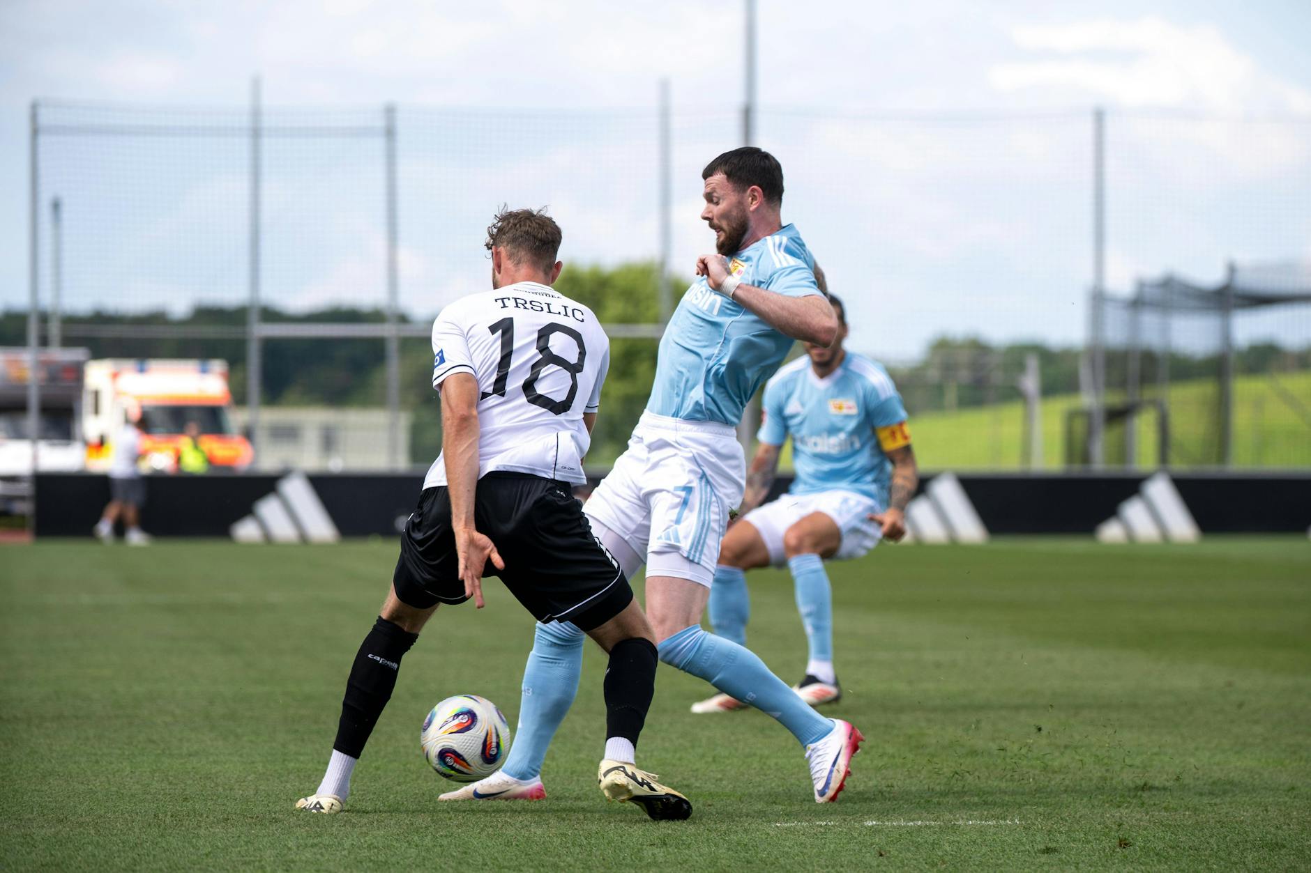 Union-Neuzugang Oliver Burke (r.) blieb im Testspiel gegen Schweinfurt blass.