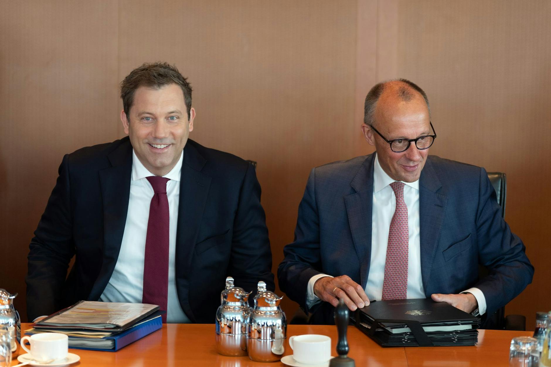 Finanzminister Lars Klingbeil (SPD) und Bundeskanzler Friedrich Merz (CDU) sitzen im Kanzleramt vor Beginn der Kabinettssitzung nebeneinander. Symbolbild.