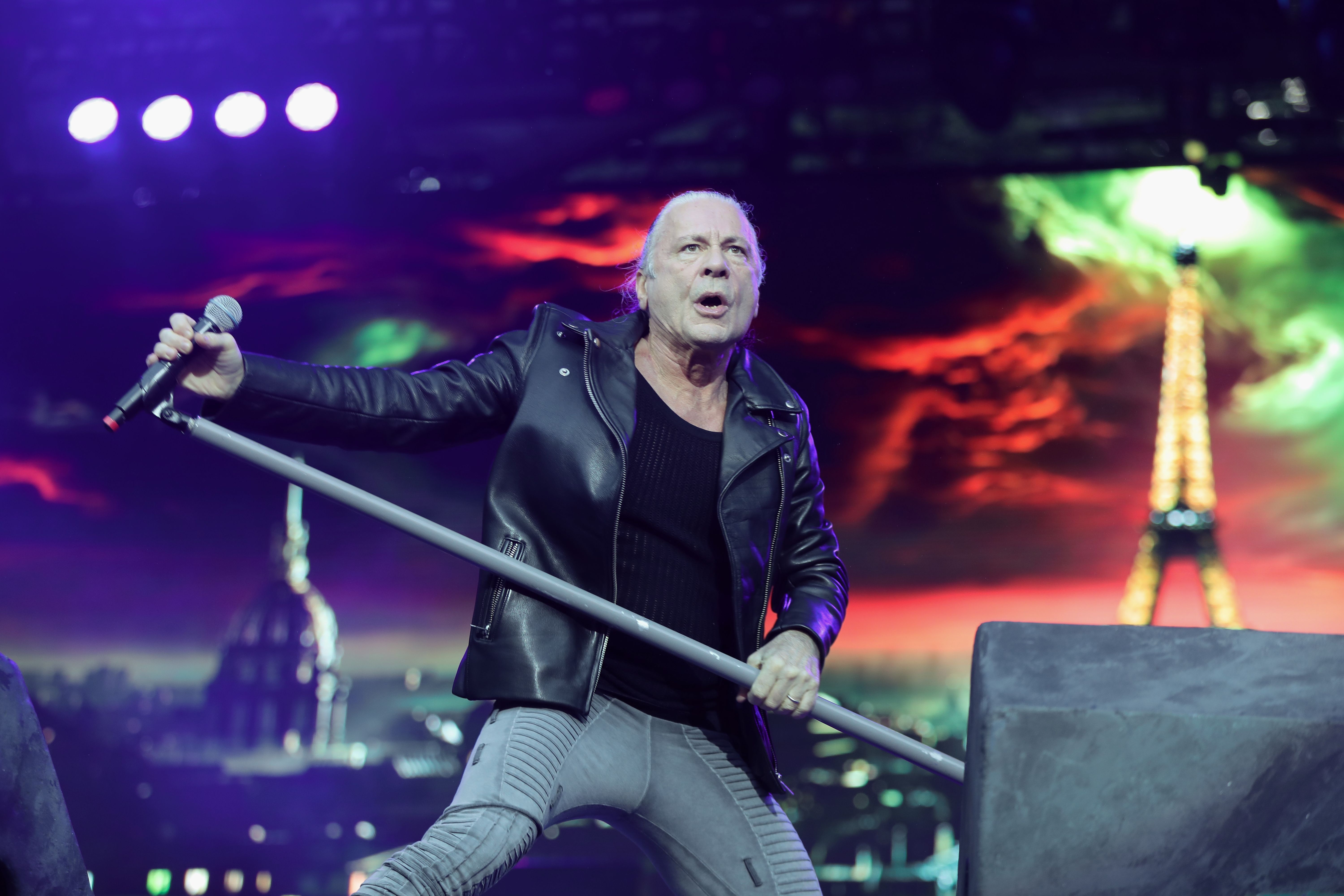 Iron Maiden in der Berliner Waldbühne: Das Publikum pogt, die Gitarren übersteuern