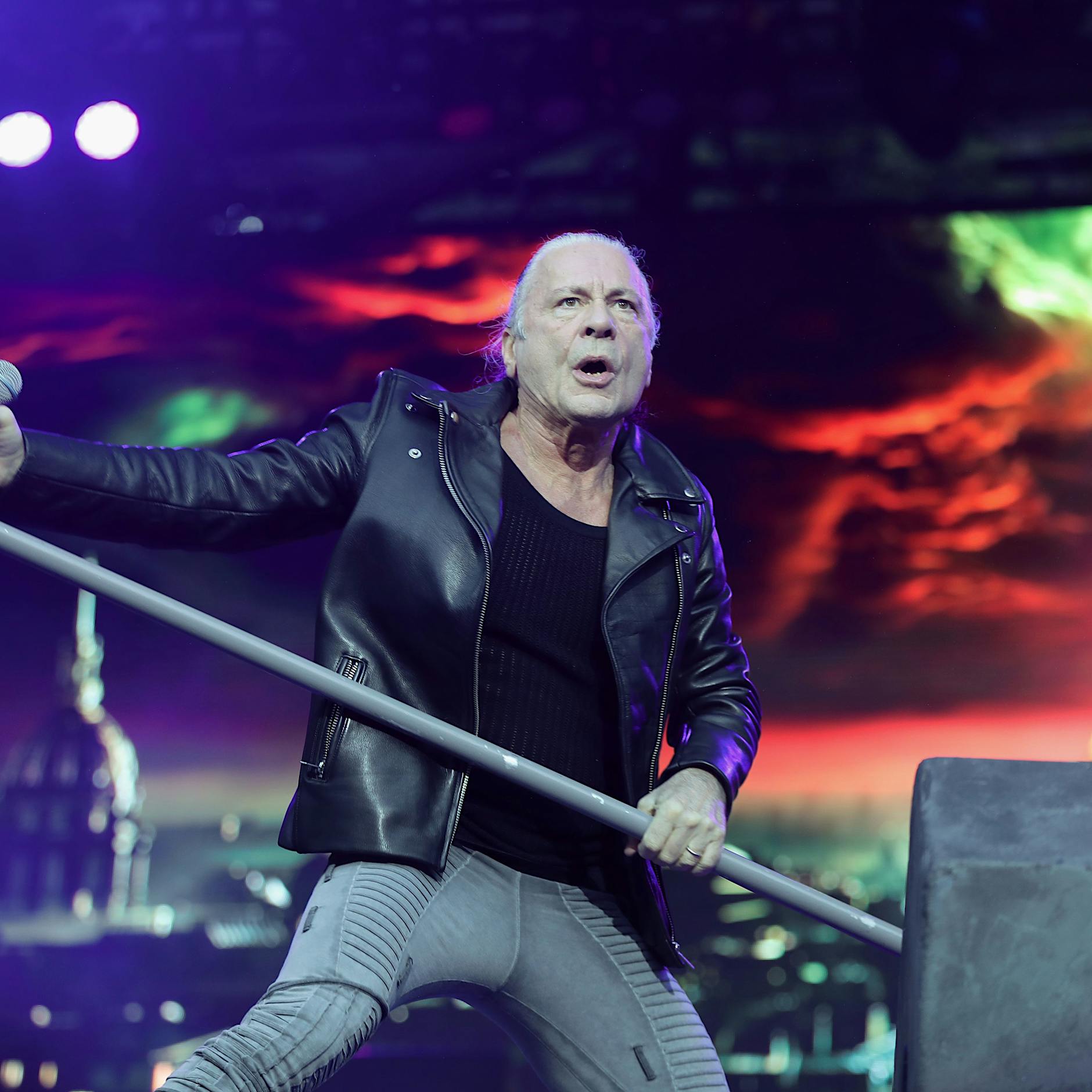 Iron Maiden in der Berliner Waldbühne: Das Publikum pogt, die Gitarren übersteuern