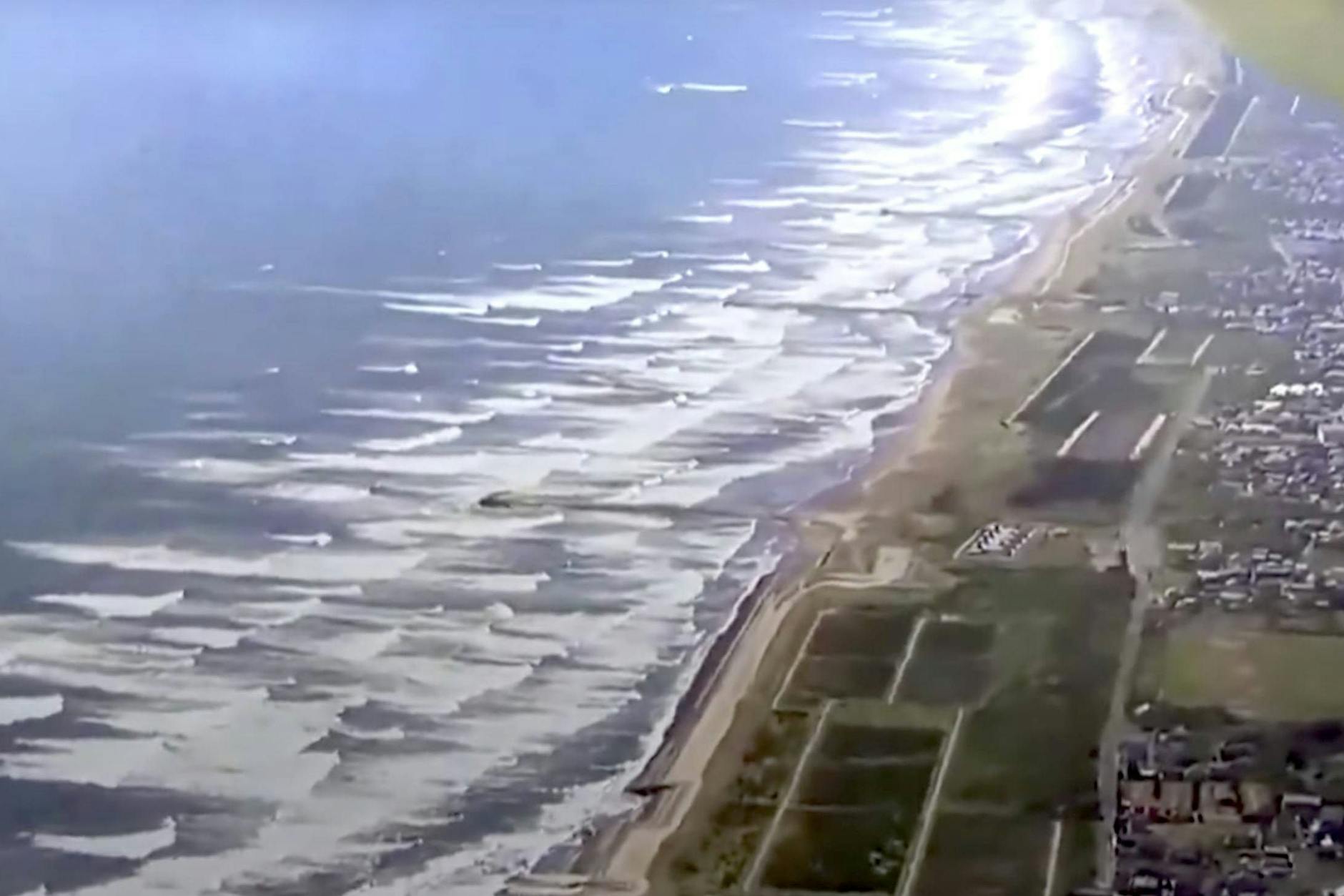 Flutwellen treffen auf die Küste Japans.