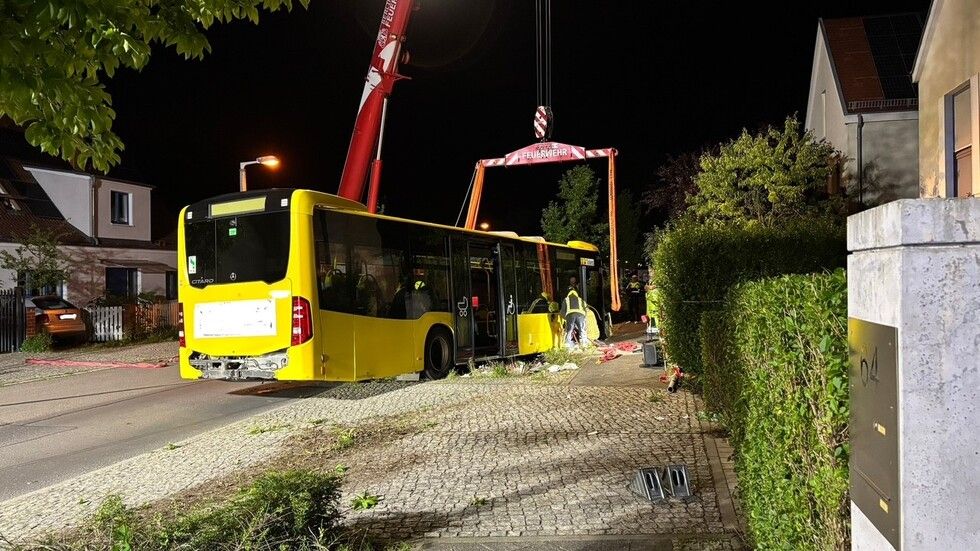 Schwerer Unfall in Lichtenberg: BVG-Bus rammt geparkte Autos und landet im Vorgarten