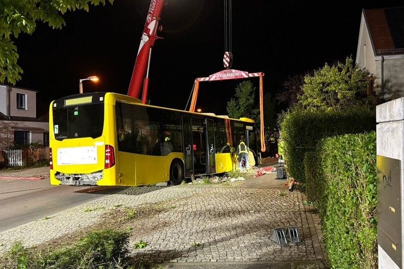 Der BVG-Bus wurde bei dem Unfall schwer beschädigt.