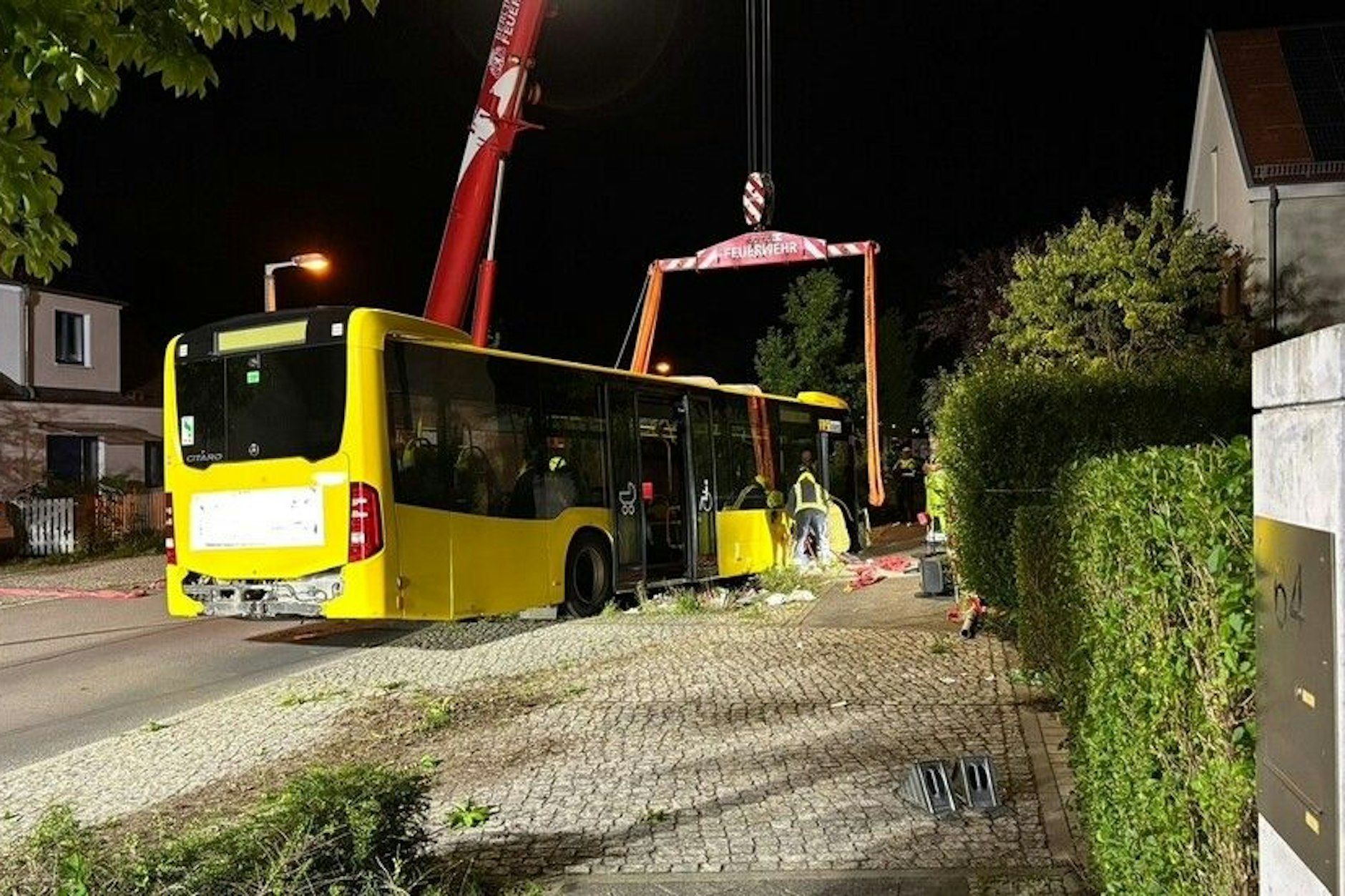 Der BVG-Bus wurde bei dem Unfall schwer beschädigt.