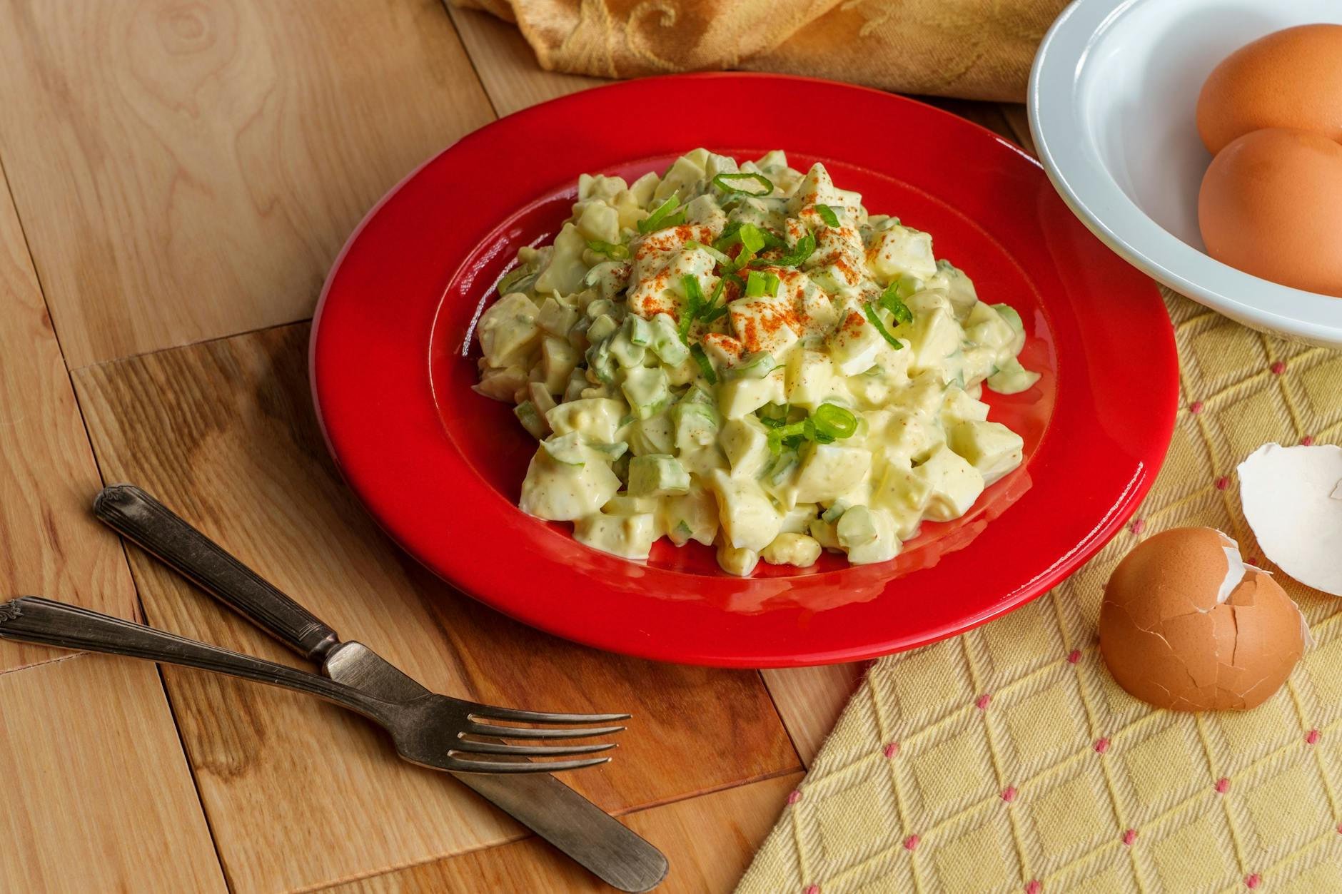 Eiersalat sollte man eigentlich viel öfter machen. Kleiner Aufwand, köstliches Mahl.