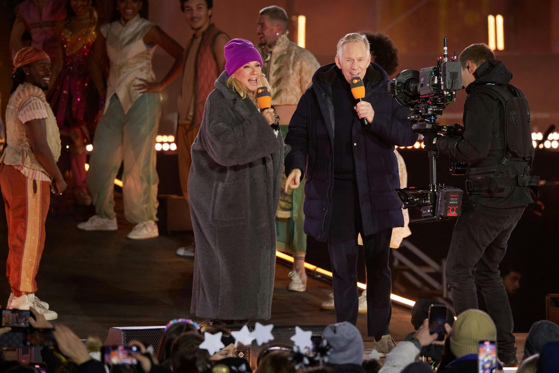 Die Moderatoren Andrea Kiewel und Johannes B. Kerner stehen bei der ZDF-Show „Celebrate at the Gate“ vor dem Brandenburger Tor auf der Bühne.