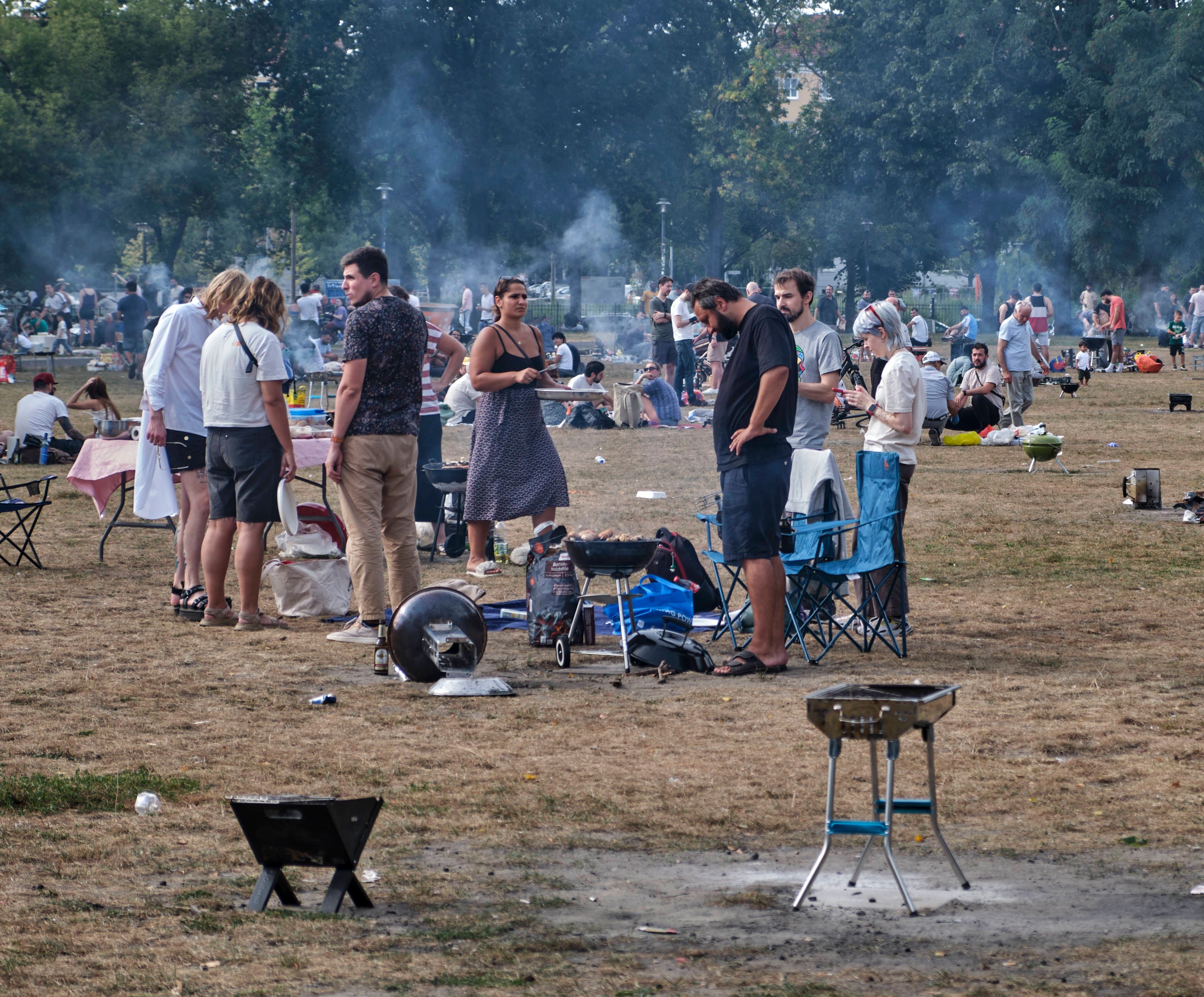 Volkspark Friedrichshain: Genervte Anwohner fordern Grillverbot