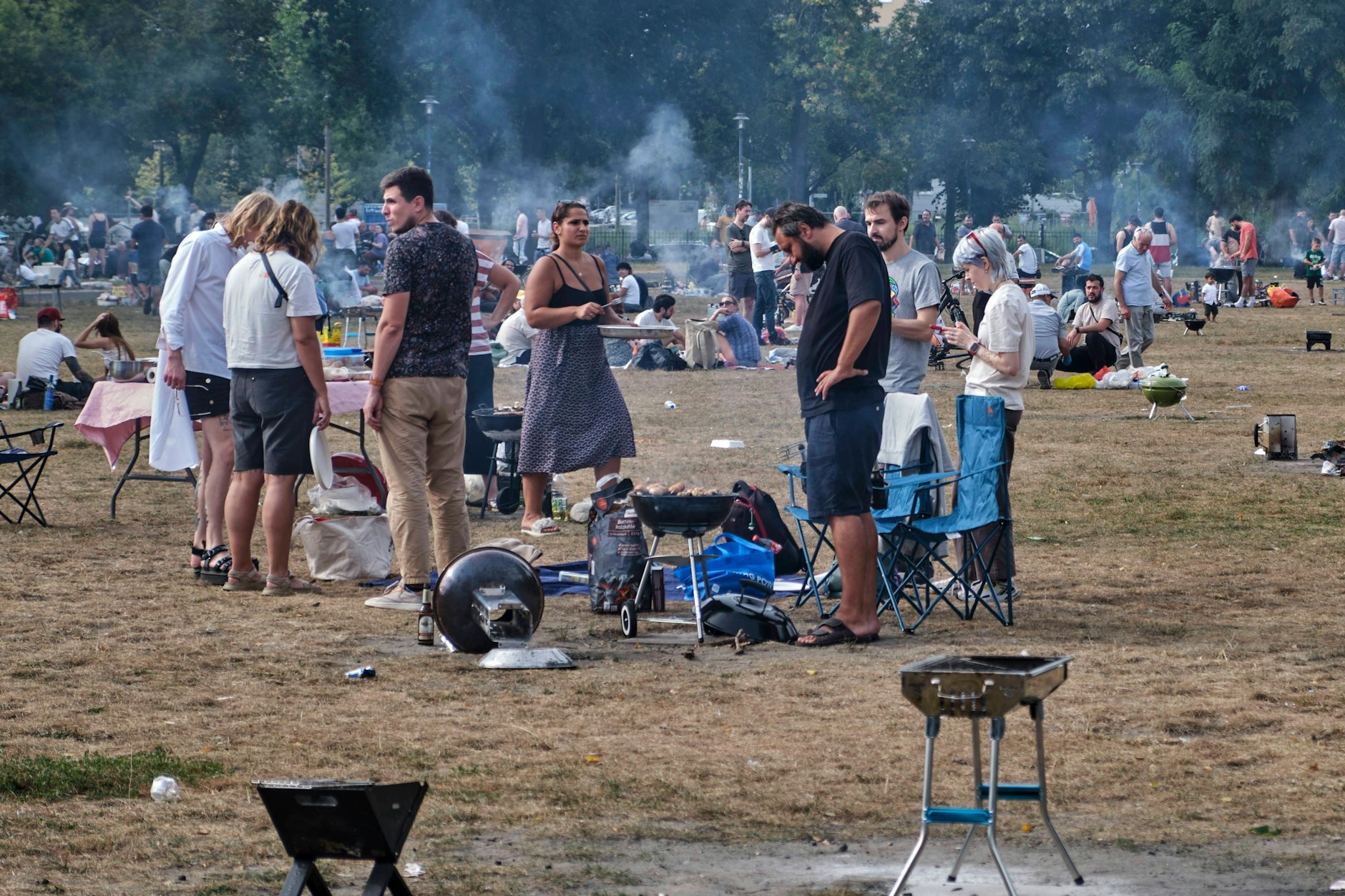 Der ganze Volkspark grillt: Rauchschwaden der Grills ziehen bis in die Wohnungen der benachbarten Anwohner in der Danziger Straße.