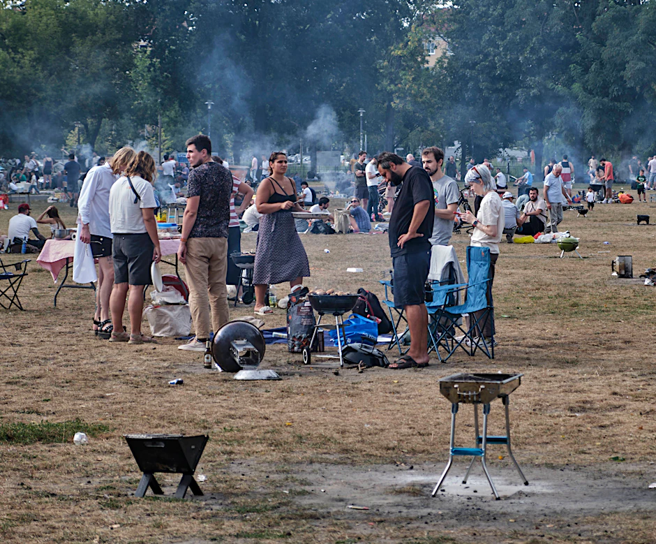 Der ganze Volkspark grillt: Rauchschwaden der Grills ziehen bis in die Wohnungen der benachbarten Anwohner in der Danziger Straße. 