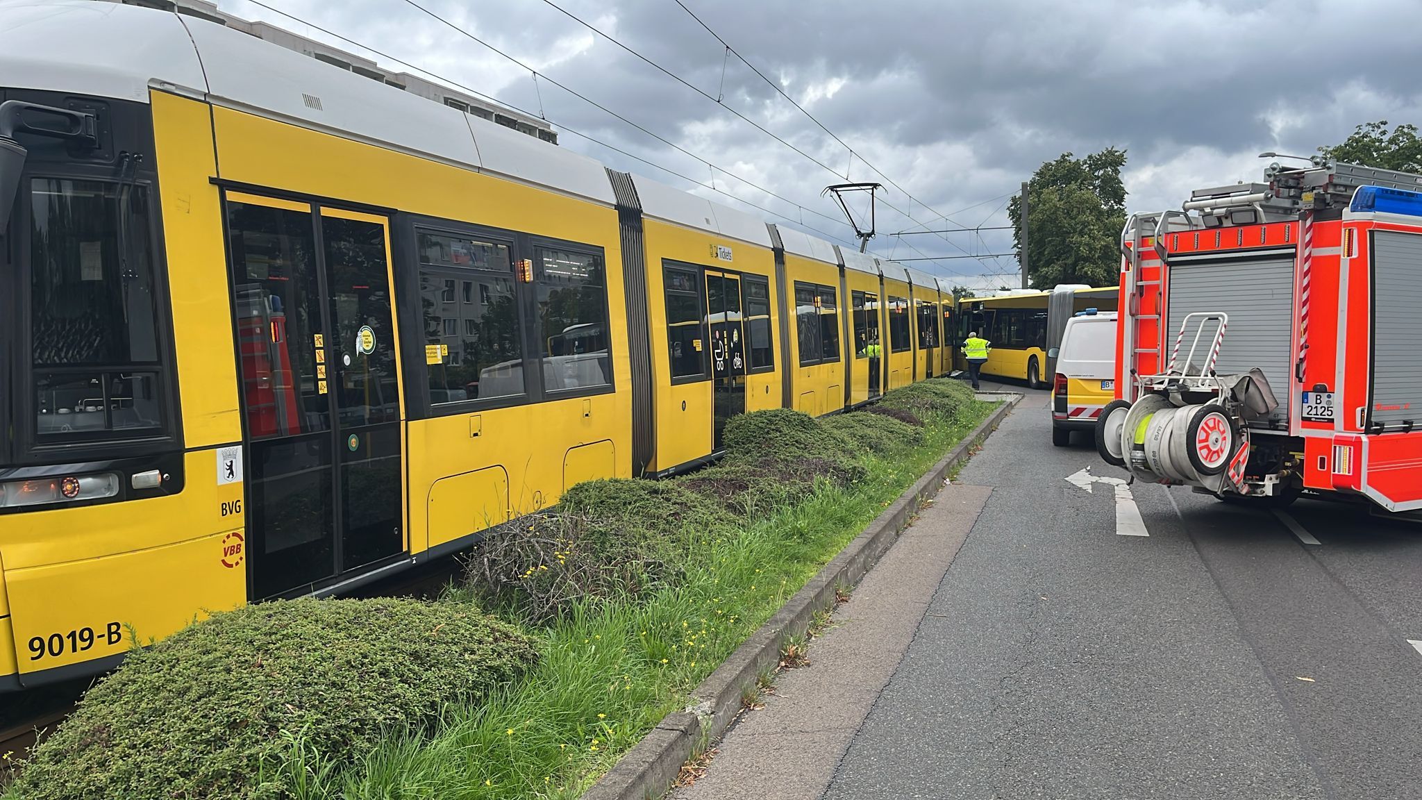 In Berlin-Marzahn: Tram und BVG-Bus krachen ineinander – 2 Verletzte