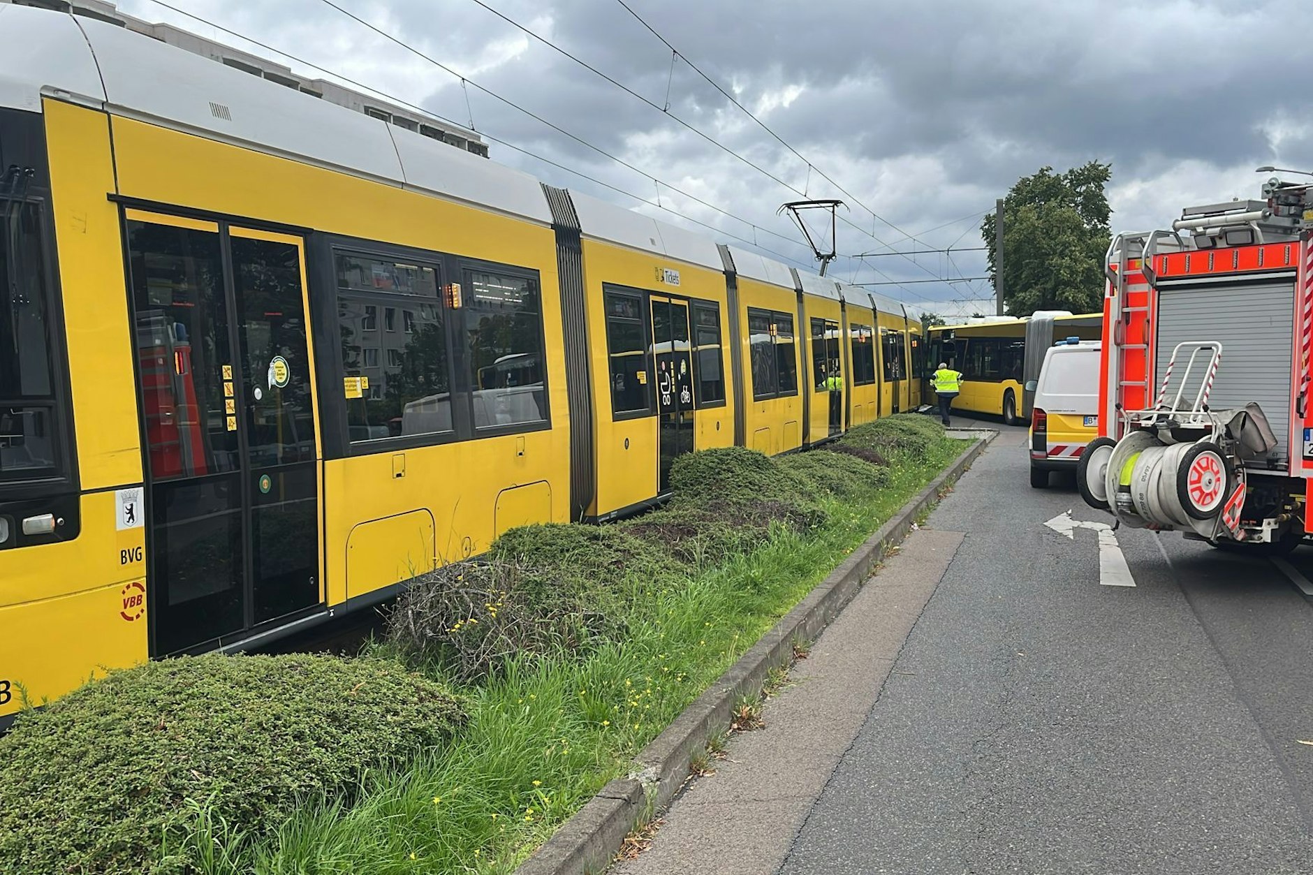 An der Allee der Kosmonauten in Berlin-Marzahn sind eine Straßenbahn und ein BVG-Bus kollidiert.