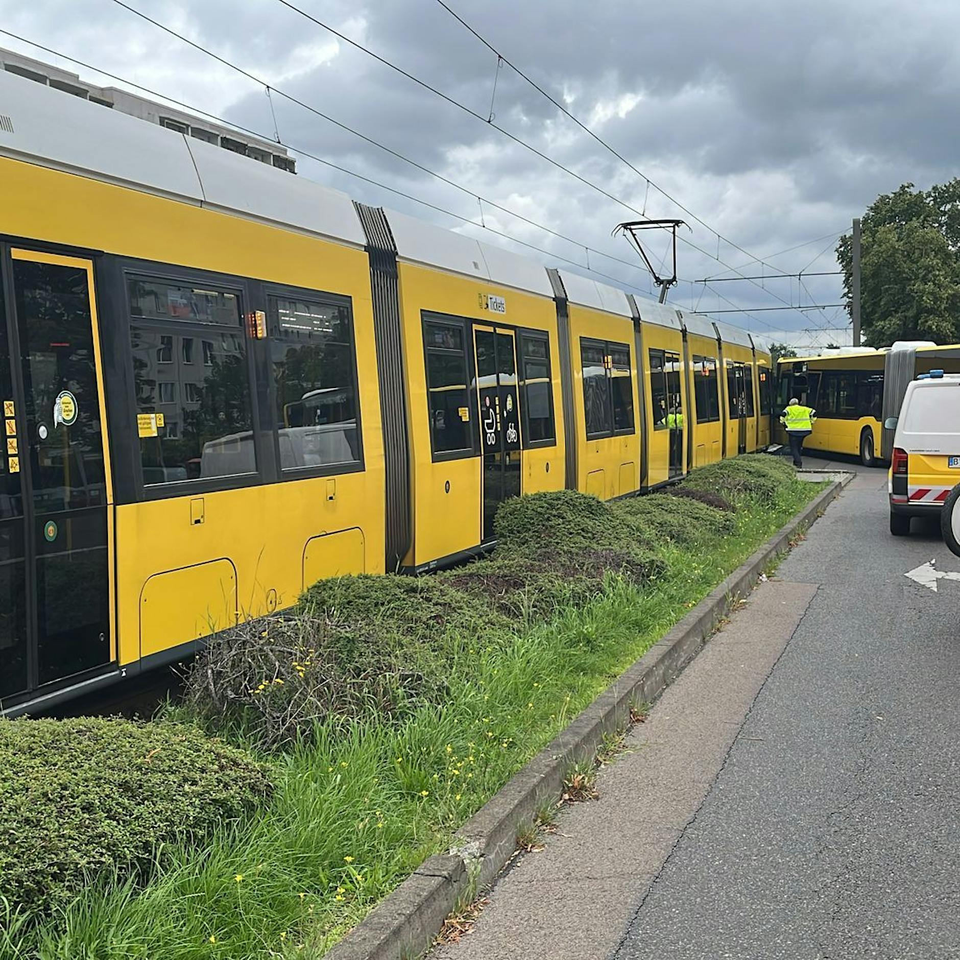 In Berlin-Marzahn: Tram und BVG-Bus krachen ineinander – 2 Verletzte