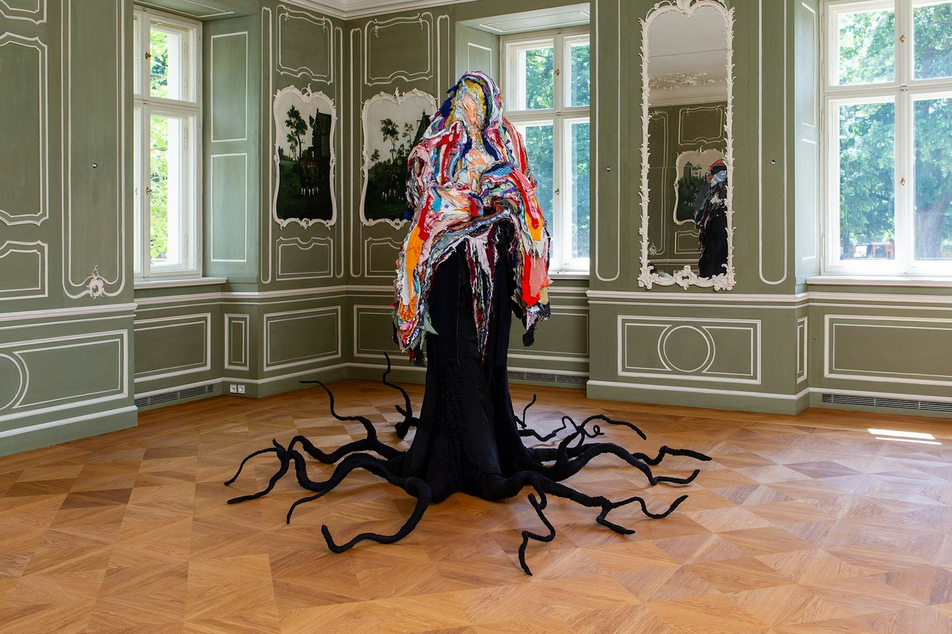 Birgit Dieker: „All her Colours“ (2025), Kleidung, Installation