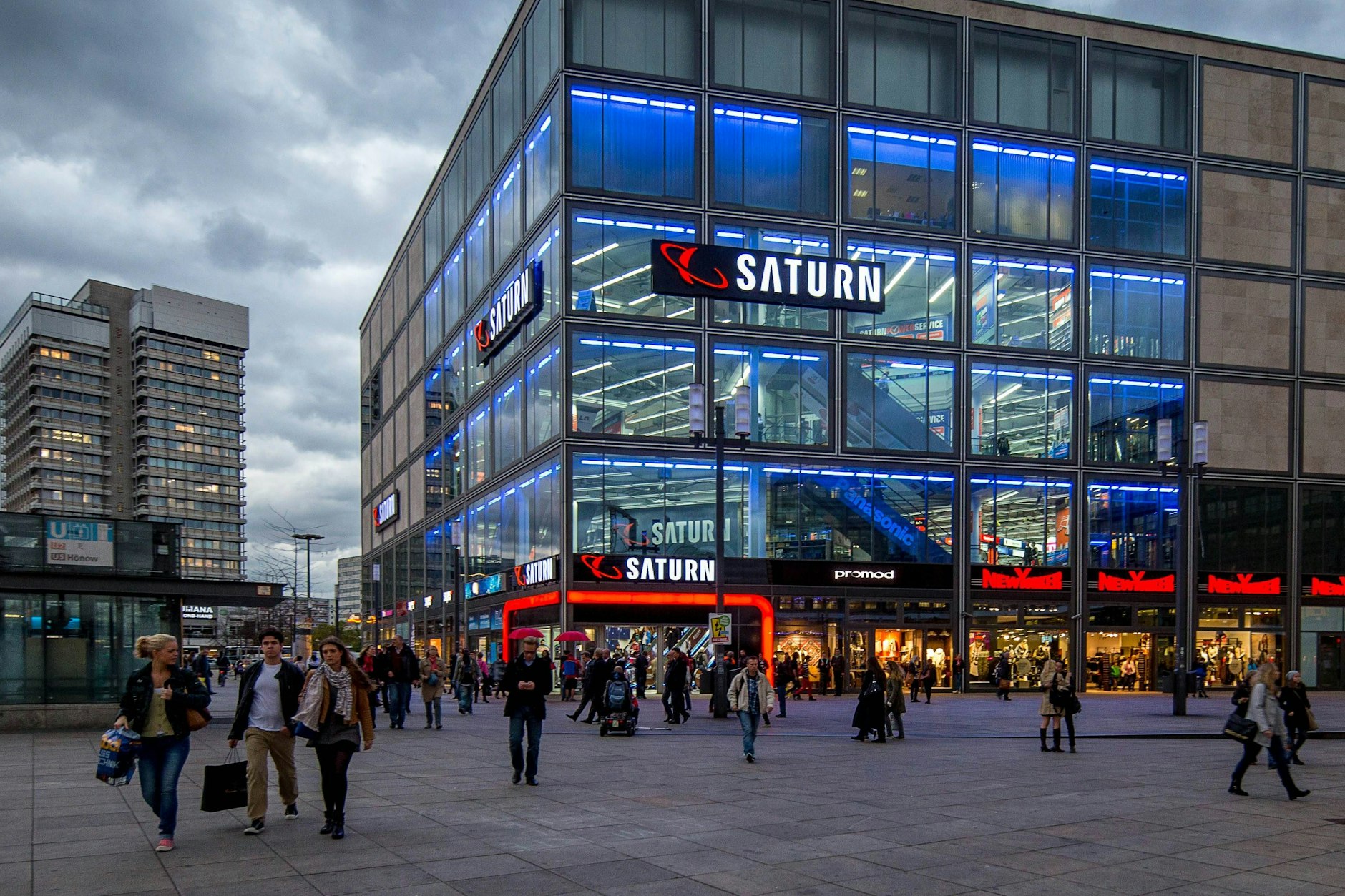 Die Saturn-Filiale in Berlin am Alexanderplatz. Der chinesische Konzern JD.dom steigt groß bei der Media-Markt-Saturn-Mutter Ceconomy ein.