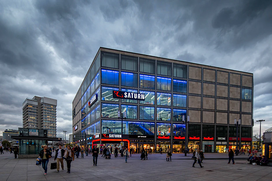 Die Saturn-Filiale in Berlin am Alexanderplatz. Der chinesische Konzern JD.dom steigt groß bei der Media-Markt-Saturn-Mutter Ceconomy ein.