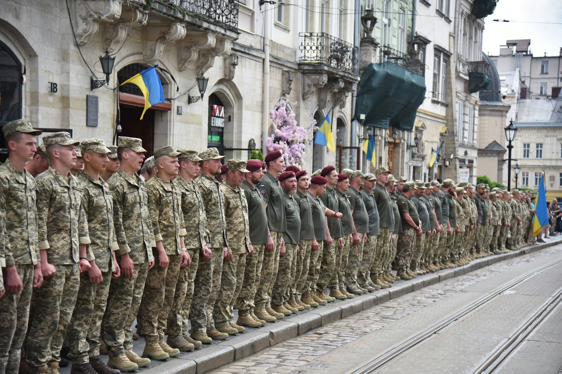 Ukrainische Soldaten in der westukrainischen Stadt Lwiw während einer Gedenkzeremonie