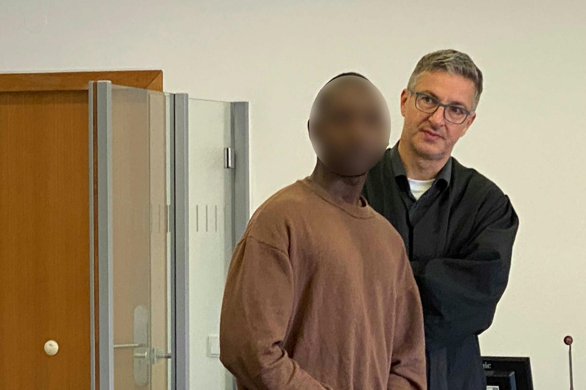 Mamadou B. mit seinem Anwalt Steffen Sauer. Der Mann aus Guinea hat seinem Freund die Kehle aufgeschlitzt – nun muss er in eine psychiatrische Klinik.