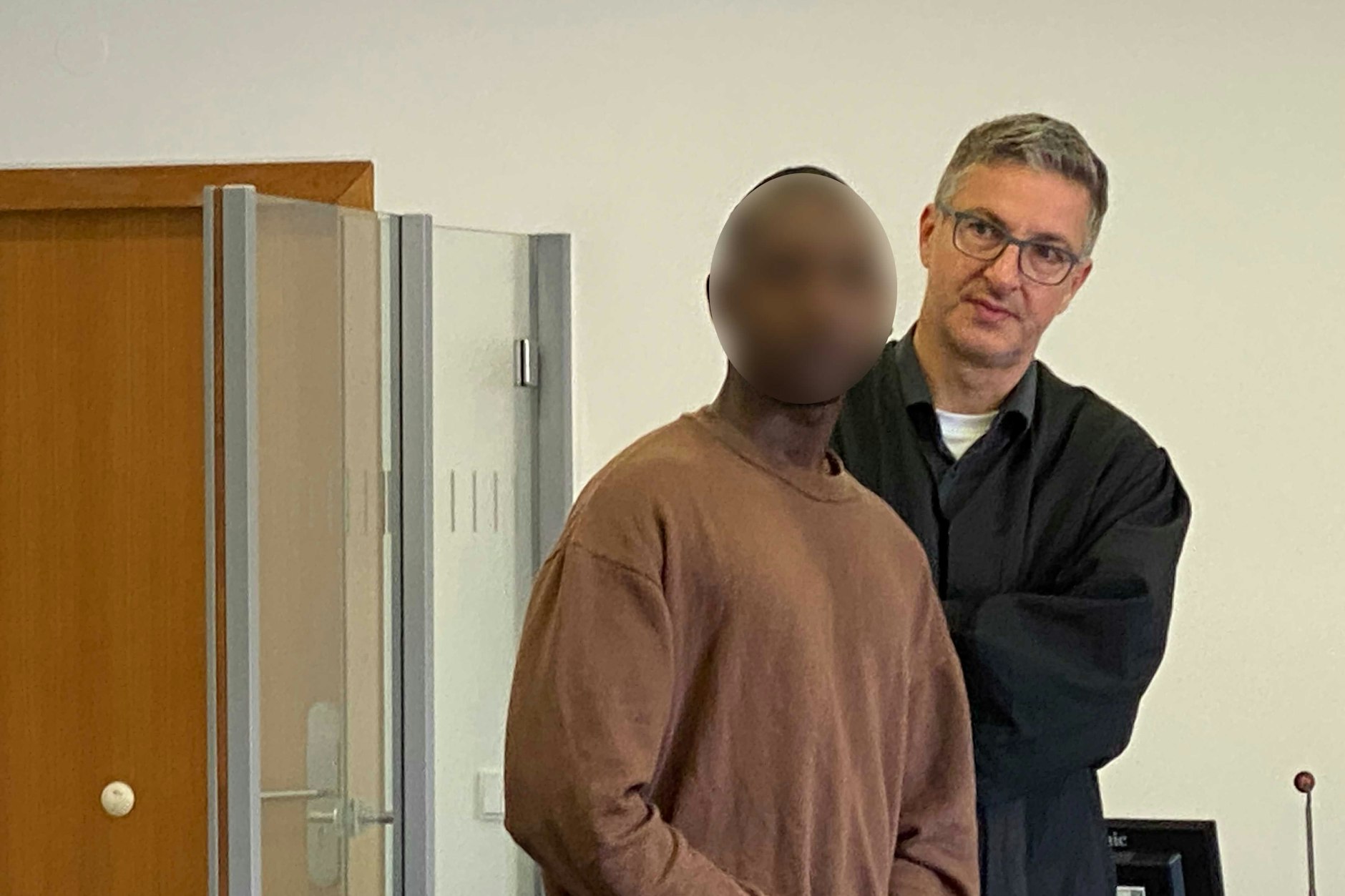 Mamadou B. mit seinem Anwalt Steffen Sauer. Der Mann aus Guinea hat seinem Freund die Kehle aufgeschlitzt – nun muss er in eine psychiatrische Klinik.