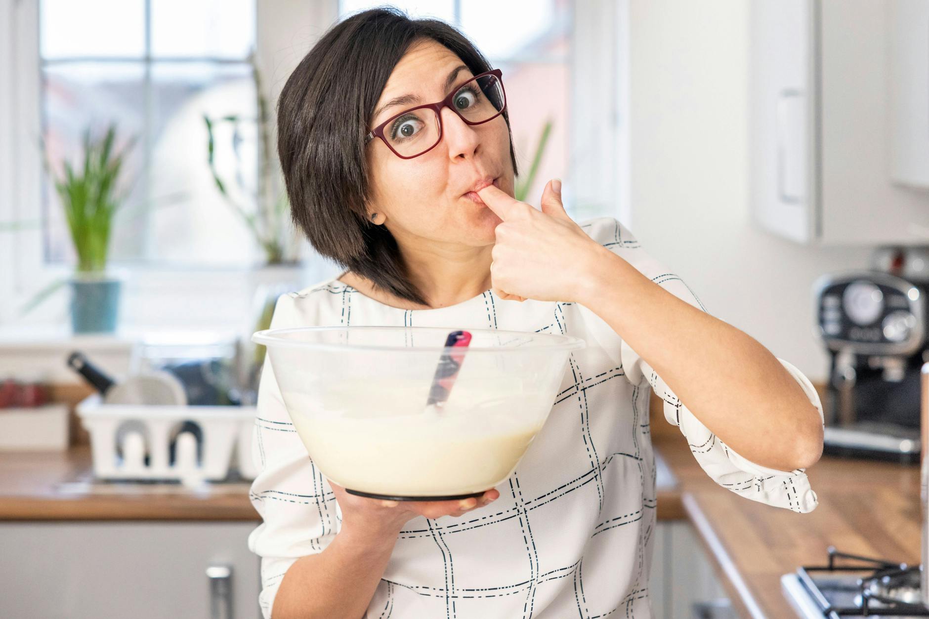 Die Käsekuchen-Masse wird in einer Schüssel zusammengerührt. Naschen erlaubt.