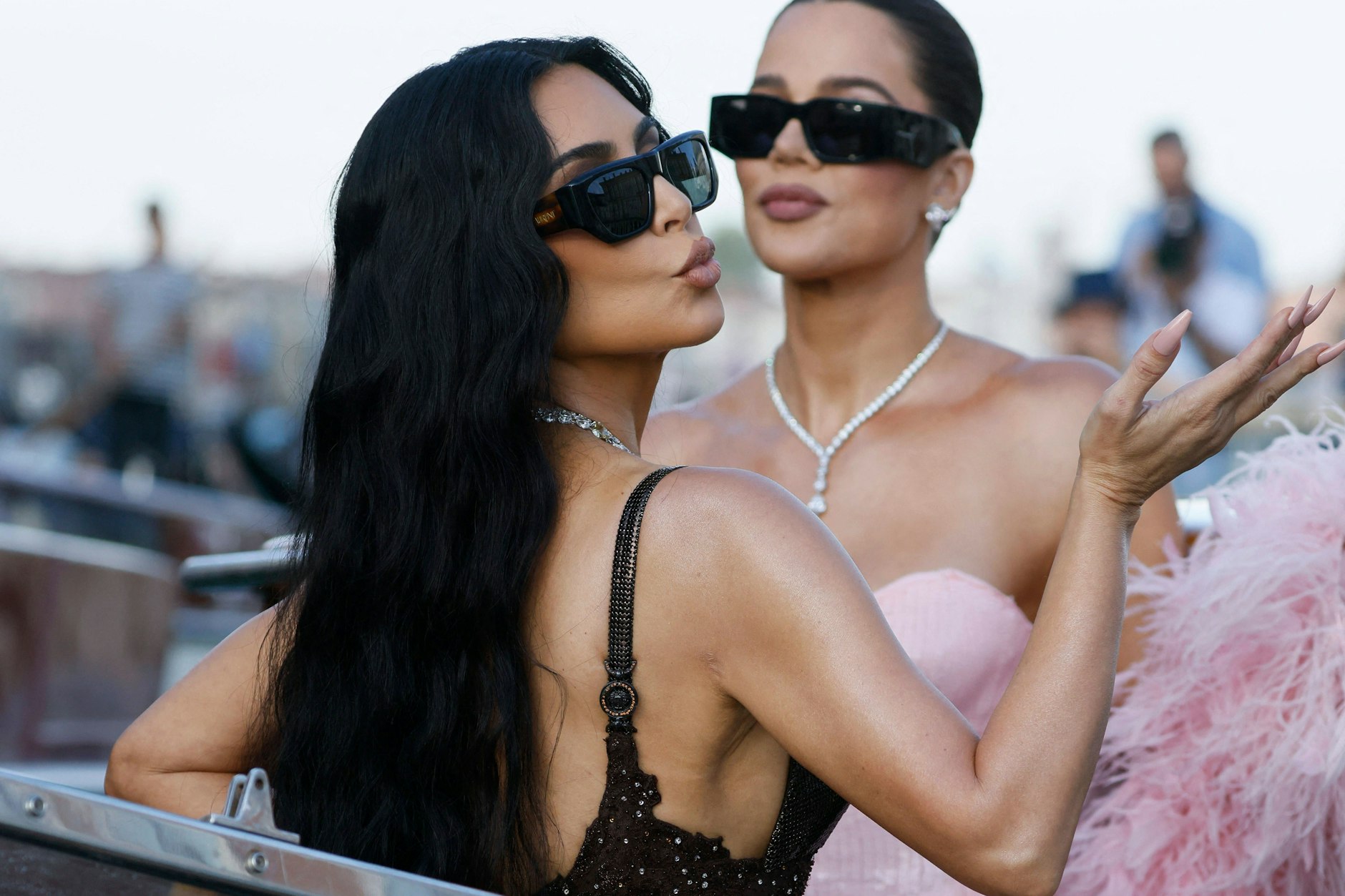 Ob diese definierte Kinnpartie wirklich nur das Ergebnis des Sculpt Face Wraps der eigenen Marke ist?