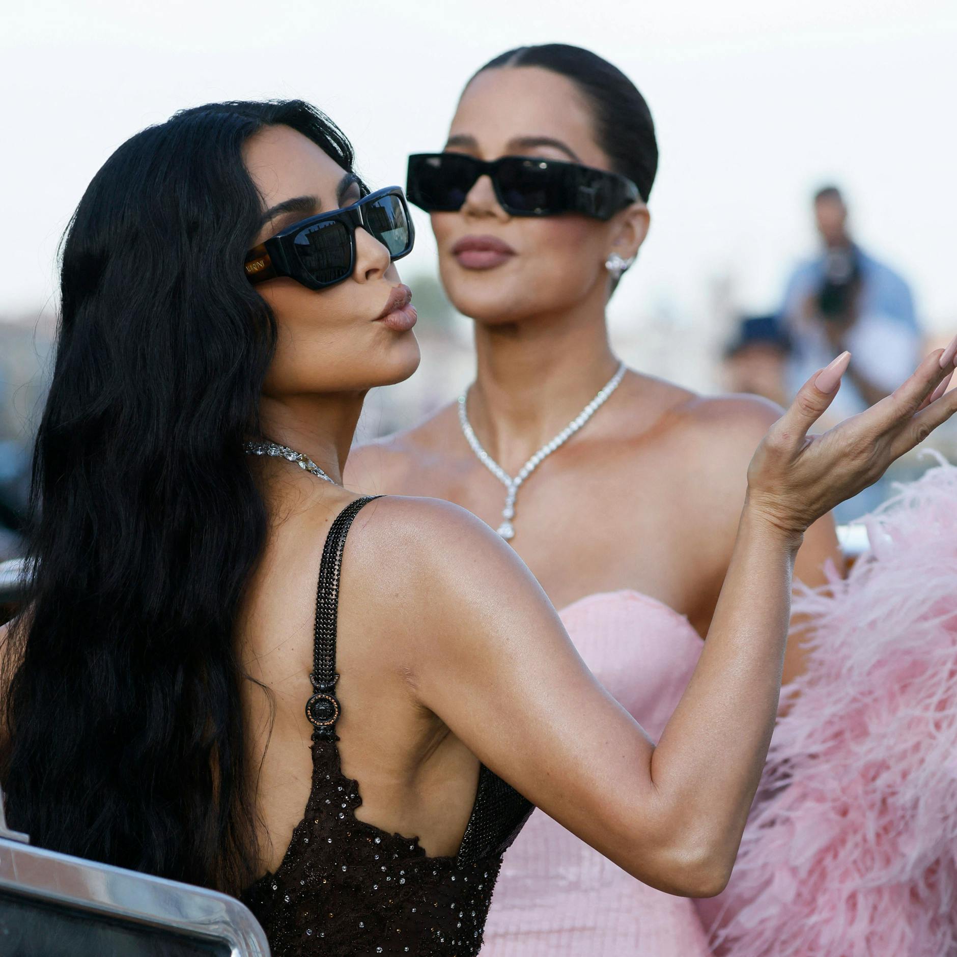 Image - Perfektes Gesicht ohne OP? Kim Kardashian verkauft jetzt Shapewear für obenrum