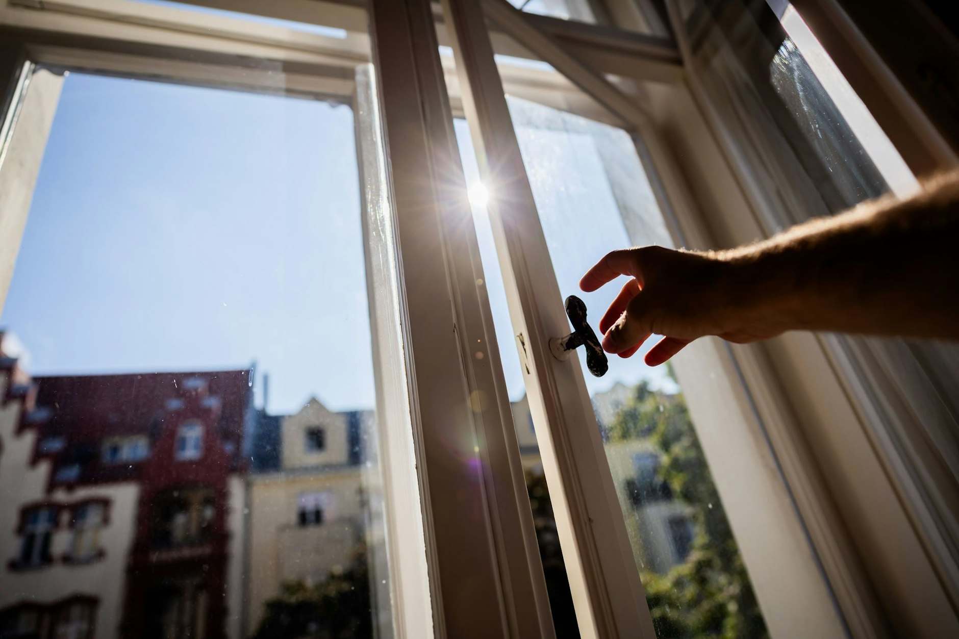 Forscher haben berechnet, wie viele winzige Plastikteilchen sich beim Atmen in unseren Körpern ansammeln könnten. Besonders stark belastet: Innenräume wie Autos und Wohnungen.