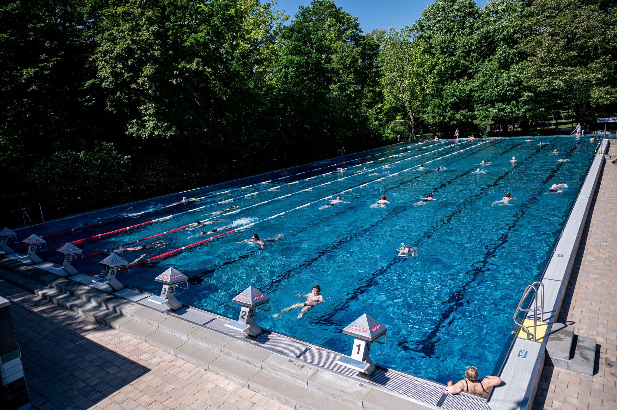 Image - Wer geht bei diesem Dauerregen eigentlich ins Freibad?