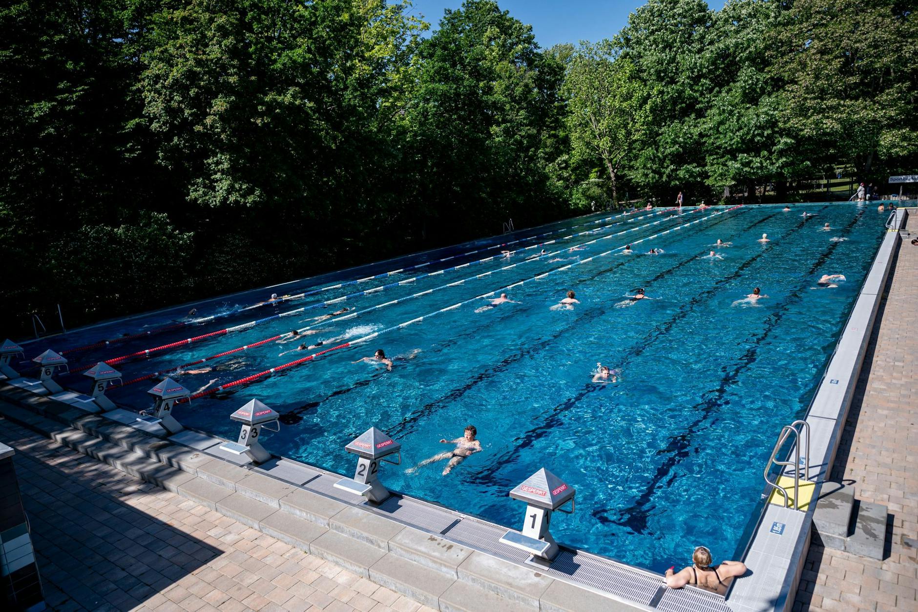 Badegäste schwimmen im Sommerbad Kreuzberg im Sportbecken. Derzeit sind die Becken in den Sommerbädern eher leer.