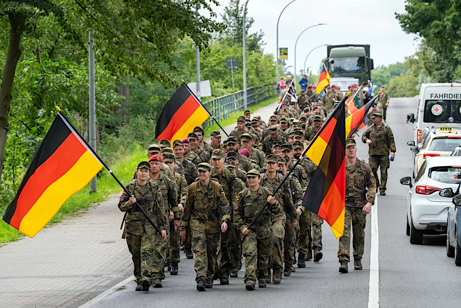 Eine Etappe des Gedenkmarsches: Soldaten und Reservisten aus ganz Deutschland marschieren aus Richtung Werder kommend auf der Berliner Chaussee in Richtung Potsdam.