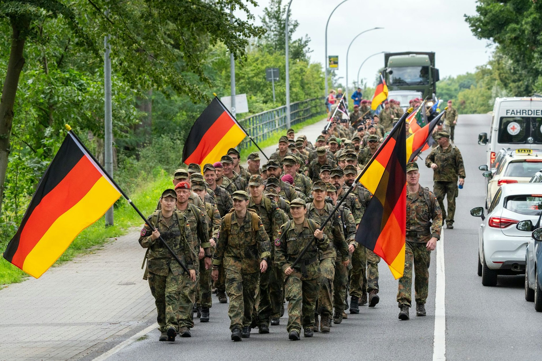 Eine Etappe des Gedenkmarsches: Soldaten und Reservisten aus ganz Deutschland marschieren aus Richtung Werder kommend auf der Berliner Chaussee in Richtung Potsdam.