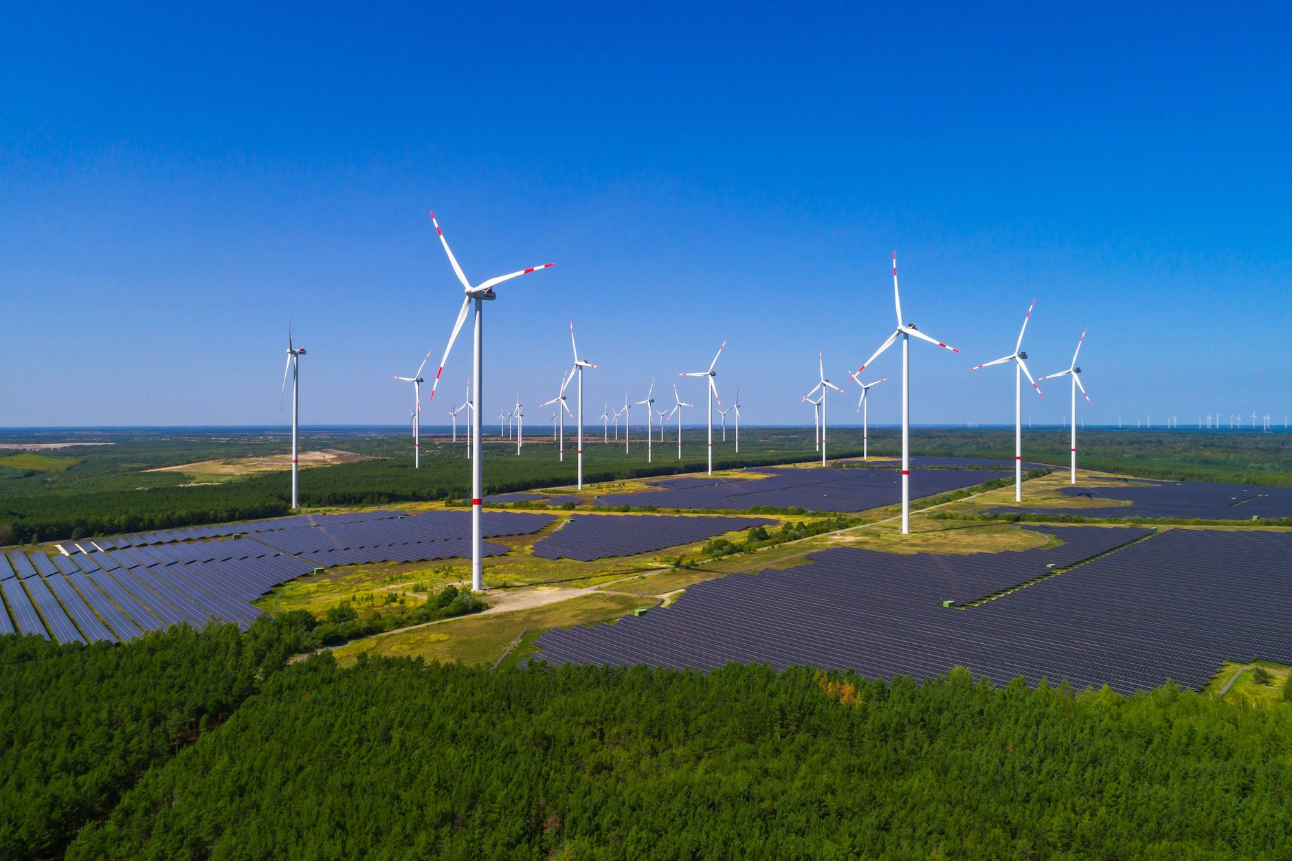 Deutschland musste im ersten Halbjahr Rekordmengen an Wind- und Solaranlagen abschalten.