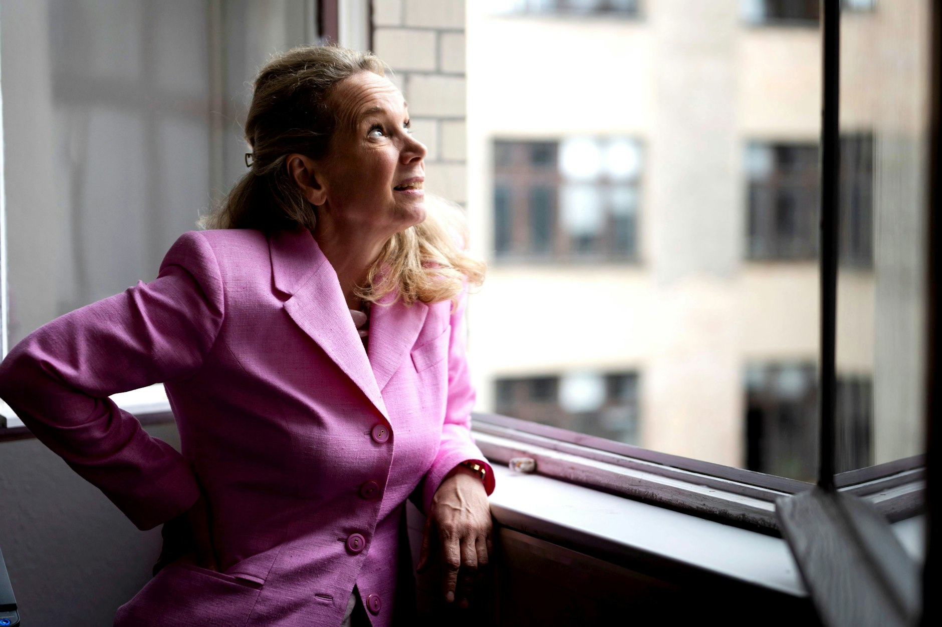 Sarah Wedl-Wilson am Fenster ihres Büros in der Kulturverwaltung