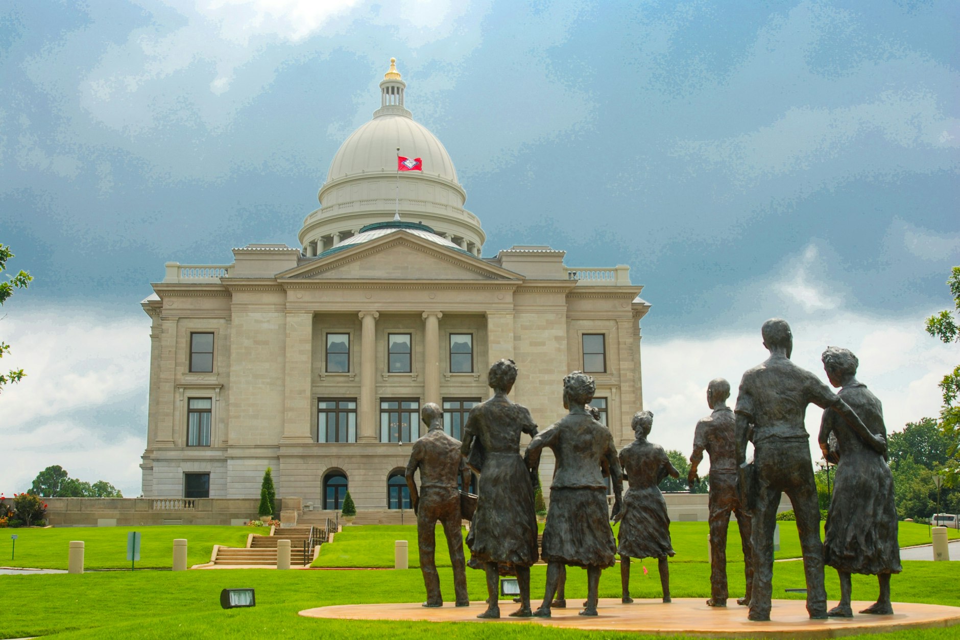 Das Little Rock Nine Monument ehrt afroamerikanische Schüler, die 1957 Mut bewiesen und sich in die Little Rock Central High School integrierten.