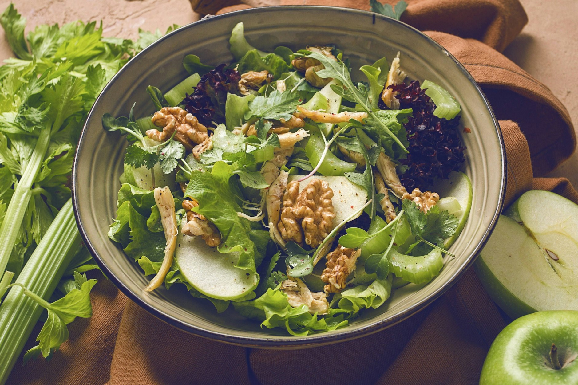 Salat mit Stangensellerie und Äpfeln. Gesund und schnell zubereitet.